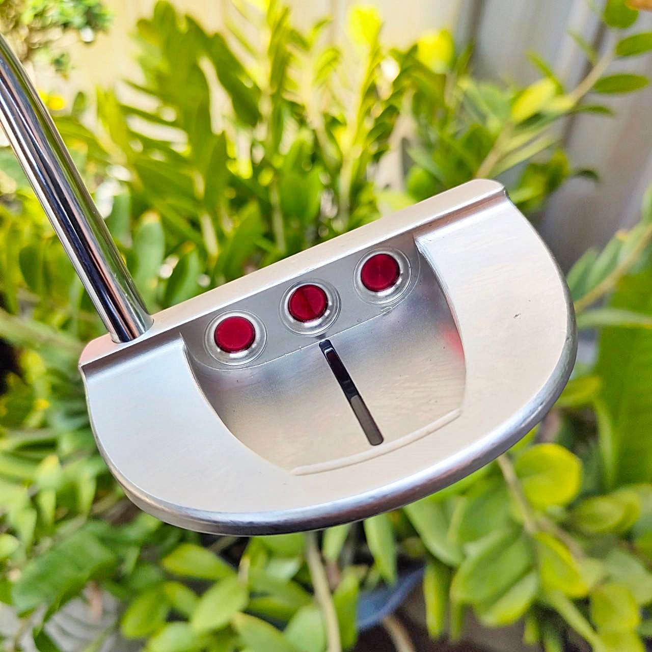 PUTTER SCOTTY CAMERON GOLO 5 ความยาว 35 นิ้ว สภาพสวยเดิมๆทุกอย่าง เสถียรขณะสโตรกลูกสูงสุด ชดเชยสูงมาก เรียกได้ว่าพัตต์ง่ายที่สุดก็ได้ น้ำหนักดีมาก ไม้กอล์ฟมือสอง ของแท้ BY NakaraLuxurious