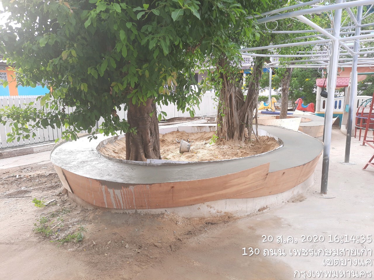 ราชวินิตประถม(บางแค)ทำเวที,ประตู,ที่นั่ง,สนามเด็กเล่น