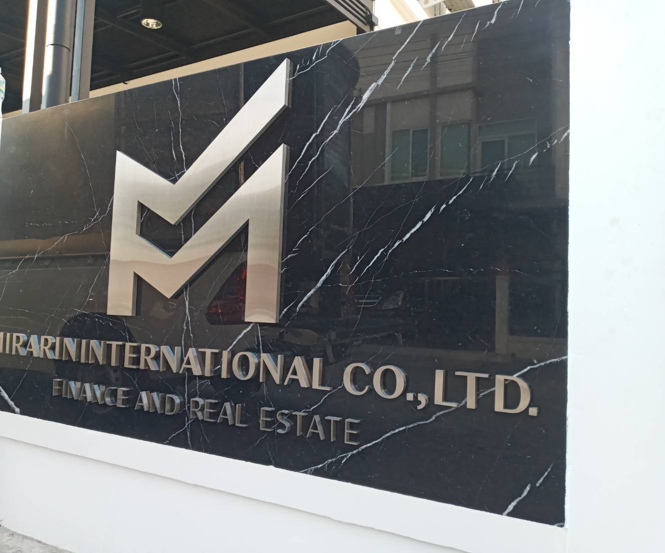 งานติดตั้งป้ายอักษรสแตนเลสสีเงินแฮร์ไลน์ ด้านหลังยกขอบ 2cm ติดกั้นหลัง