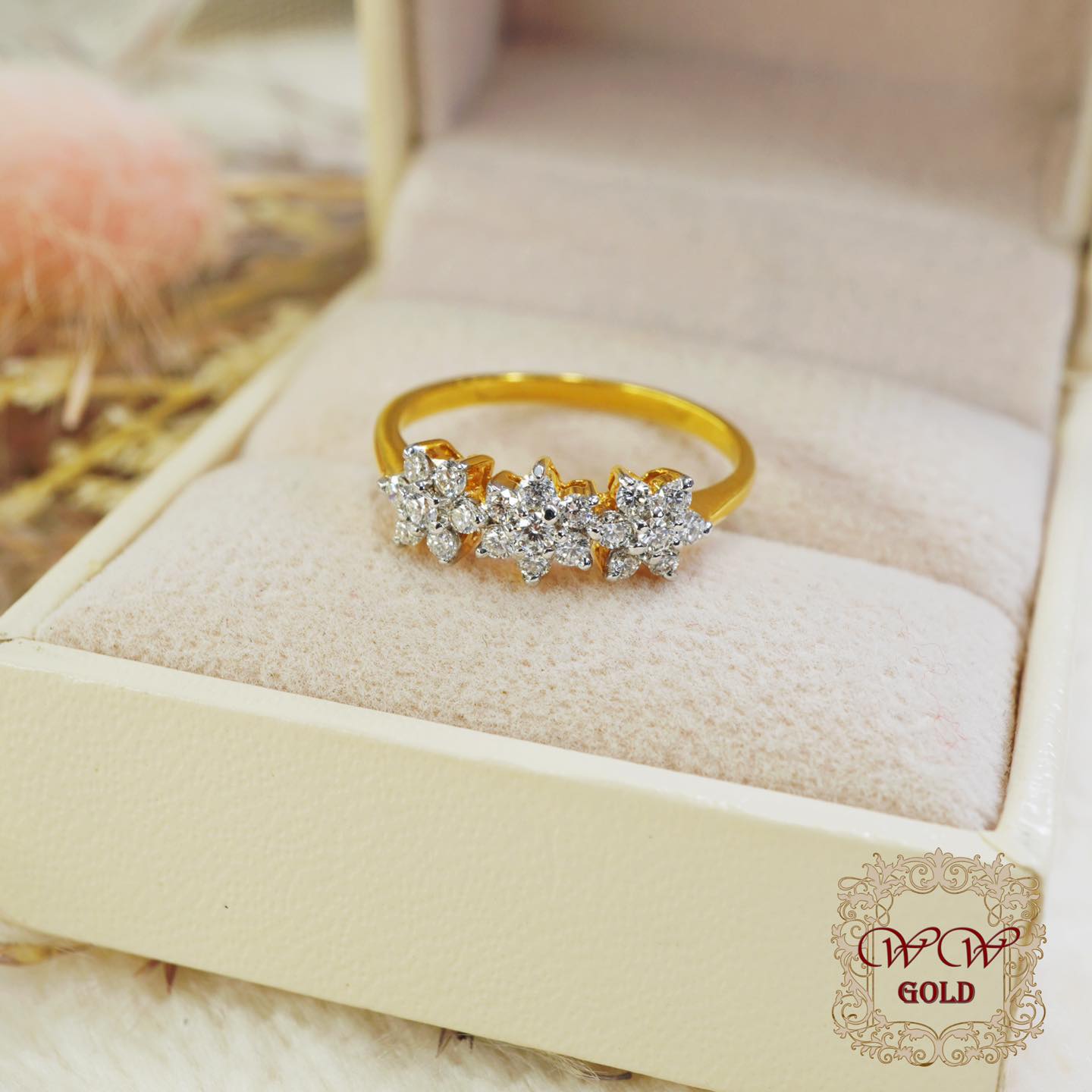 แหวนเพชรดอกพิกุลเรียง 3 ดอก ^^