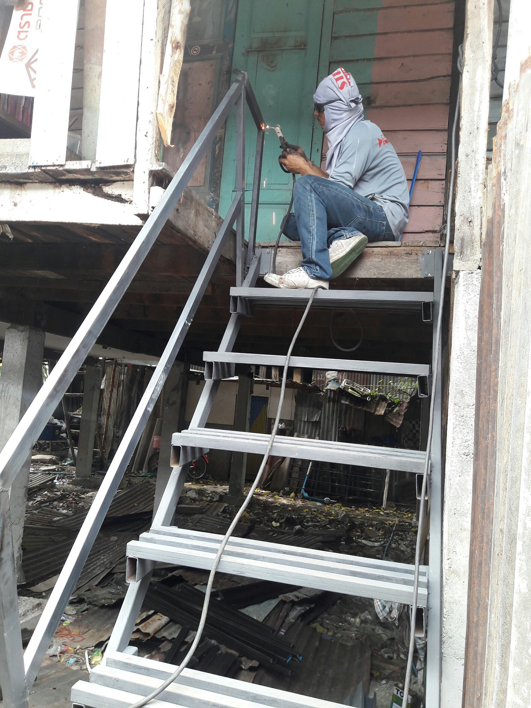 งานดีดบ้านขึ้น,เปลี่ยนฝ้า,เปลี่ยนหลังคาบ้านพัก การรถไฟแห่งประเทศไทย