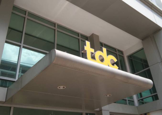 ป้ายอักษรtdc ป้ายอักษรไฟออกหน้า ขอบสแตนเลสแฮร์ไลน์