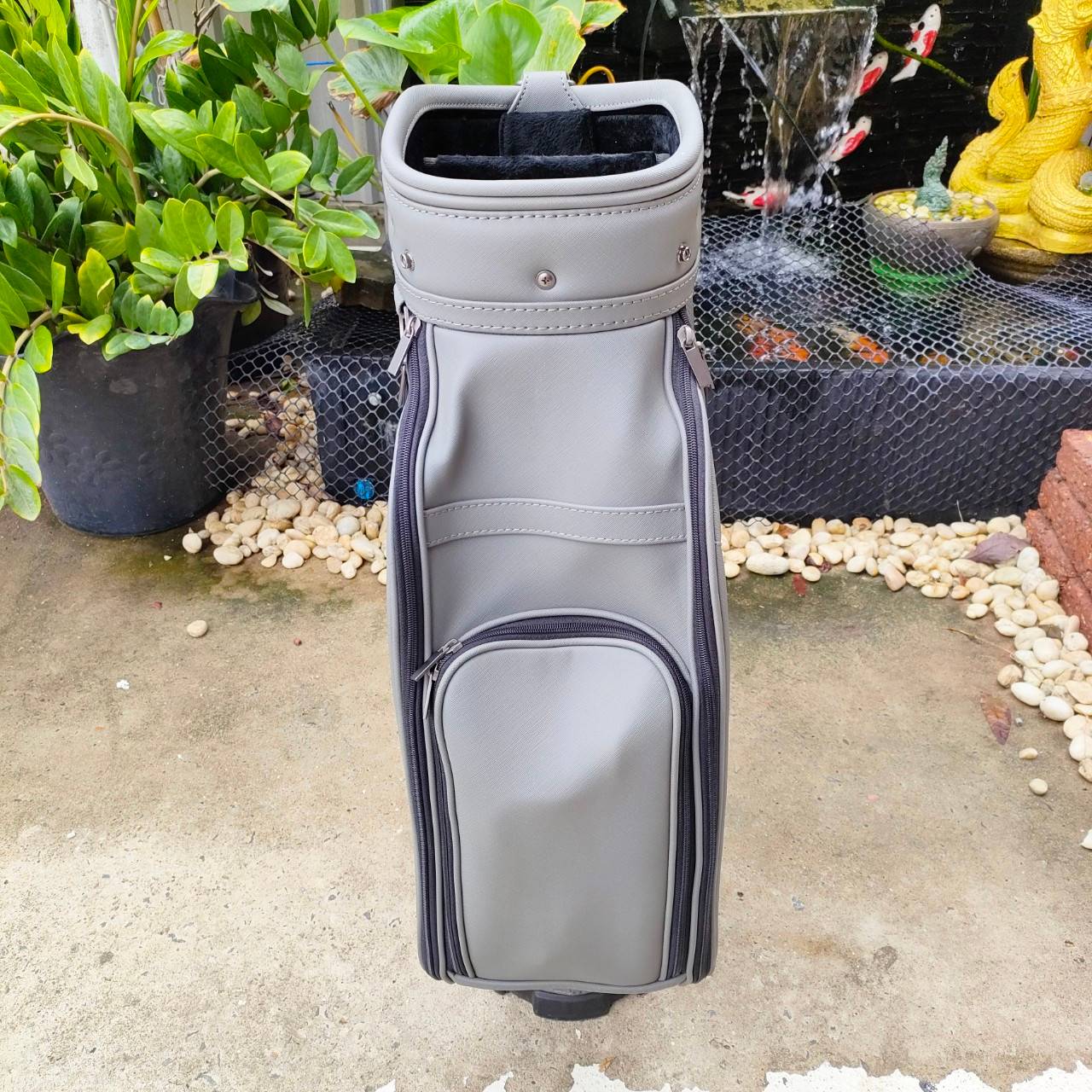 ถุงกอล์ฟ GENESIS มือสอง **COVER มีลอยขาด** ถุงกอล์ฟสภาพดีมากเดิมๆ ภายในบุกำมะหยี่อย่างดี ไม้กอล์ฟพรีเมี่ยมมือสอง ของแท้ By NakaraLuxurious