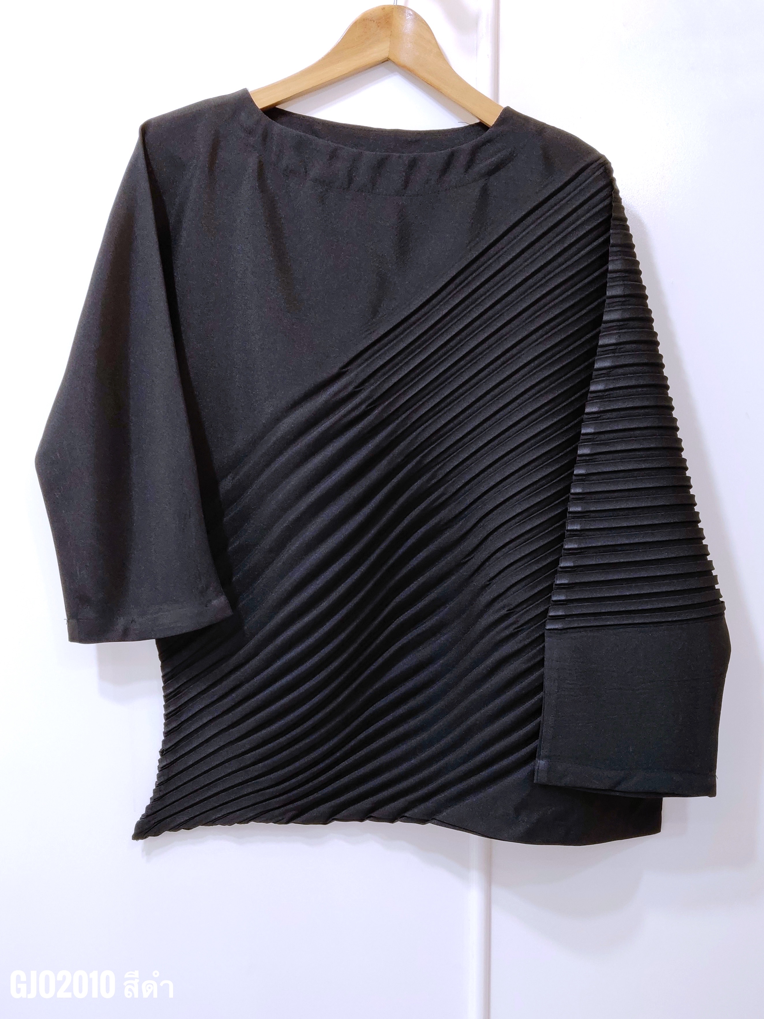 ปรับราคาลง20%!! อกไม่เกิน46 นิ้ว! 2MUAY รุ่น GJO2010 เสื้ออัดพลีทคุณภาพ CHIC DIAGONAL PLEATED TOP 6 สี FREE SIZE