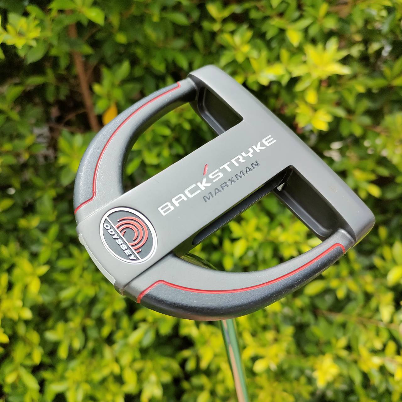 PUTTER ODYSSEY BACKSTRYE MARXMAN ความยาว 35 นิ้ว ก้าน ODYSSEY เดิมทุกอย่าง ** กริฟเสียเก่าเก็บ ** สภาพหัวสวยมาก เดิมๆ เป็นก้านที่เจาะข้างหลัง จะได้ฟีลลิ่งพิเศษ ไม้กอล์ฟมือสอง ของแท้ BY NakaraLuxurious