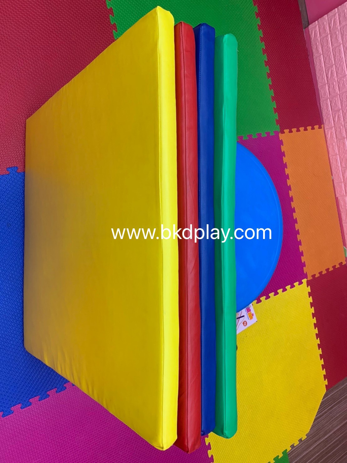 Promotion เบาะรองคลานราคาต่อ 1 แผ่น สั่งทำตามสีที่ต้องการได้,เบาะปูพื้นนุ่มนิ่ม, เบาะหนัง pvc กรุผนัง แผ่นปูพื้น, กันกระแทก เบาะออกกำลังกาย พร้อมส่ง ราคาลดล้างสต็อค เลือกสีไม่ได้