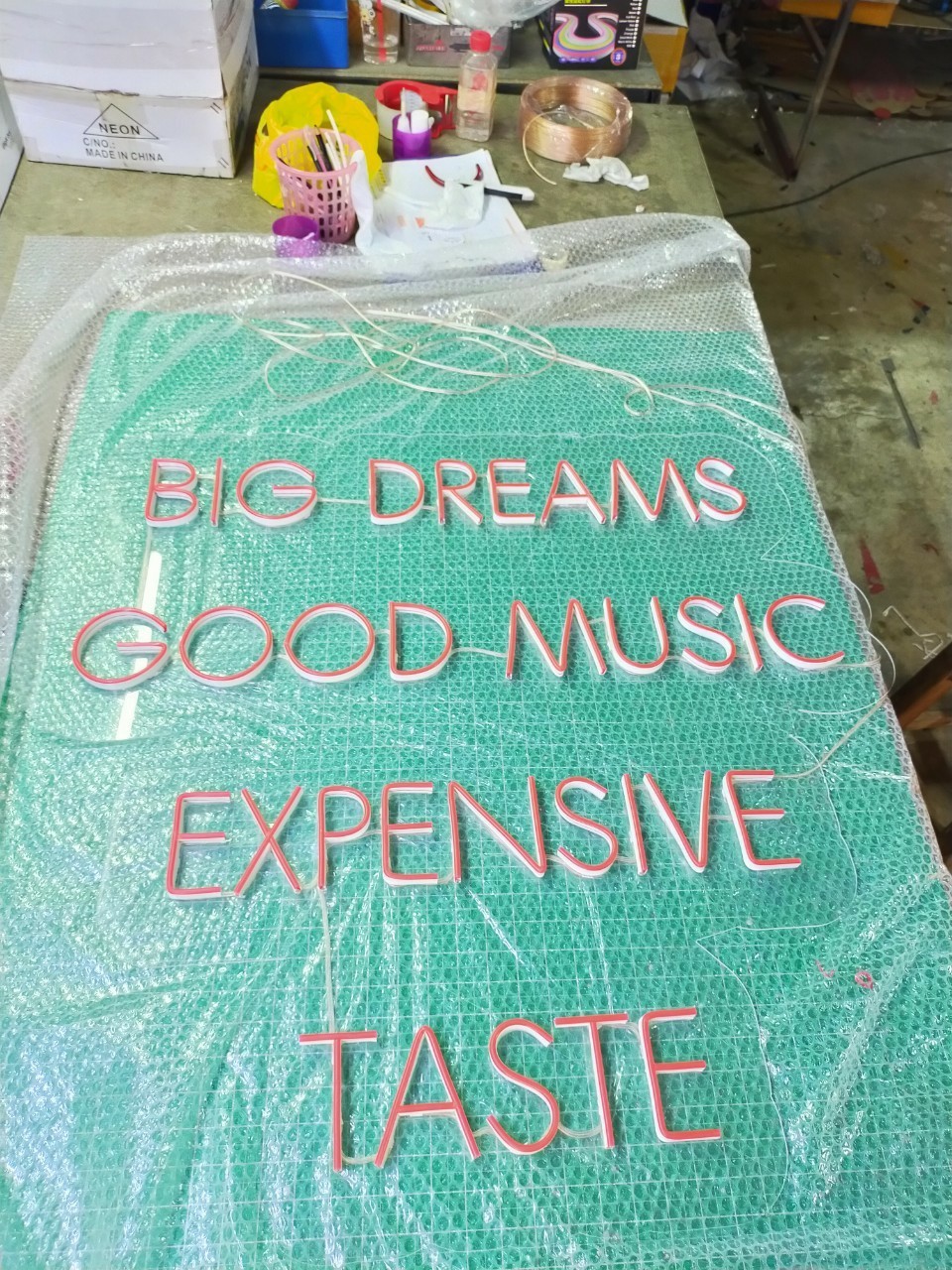 ป้ายไฟนีออน LED อะคริลิคใสรองหลัง