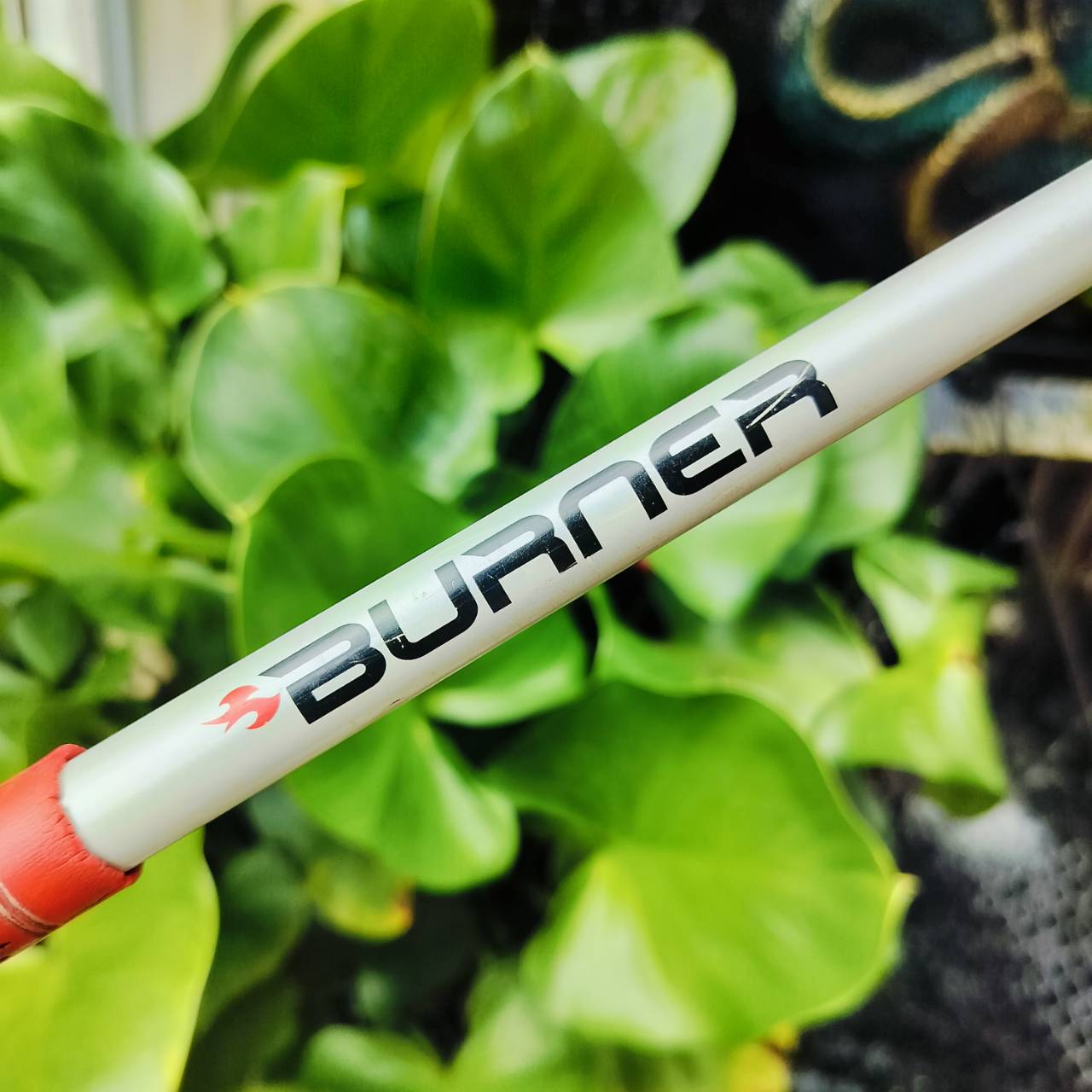 Driver Taylormade BURNER DRAW เป็นรุ่นที่แก้ปัญหาสำหรับคนชอบตีเฟด กระดองเคฟล่า จุด CG ต่ำ หัวใหญ่ หน้าสวีตสปอตกว้างเน้นตีง่ายๆค่ะ ไม้กอล์ฟพรีเมี่ยมมือสอง ของแท้ By NakaraLuxurious
