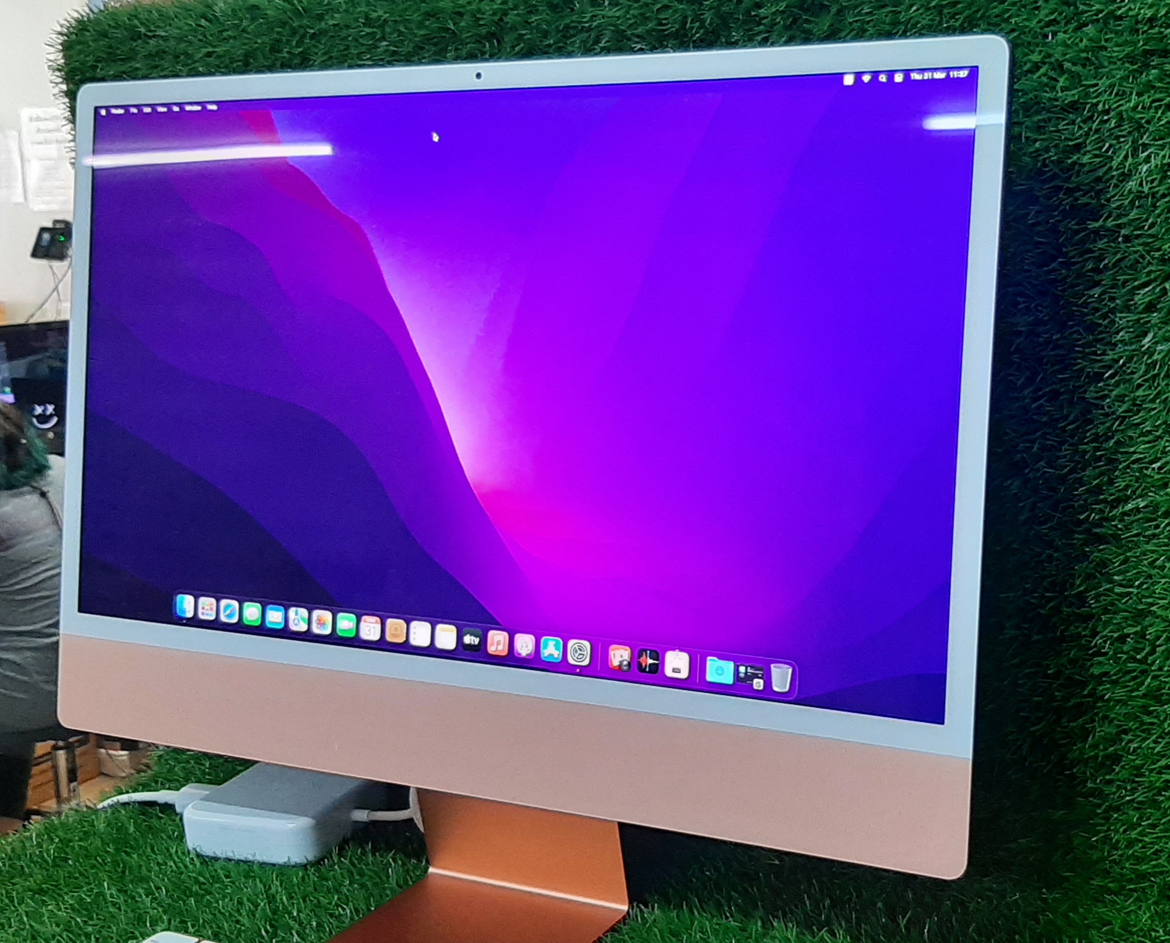 iMac M1 24inch 2021 พร้อมคีย์บอร์ดเม้าส์ บูทูธ (M1 Ram8GB SSD256GB) สีชมพู สภาพดี มือสอง ประกันร้าน 1 เดือน
