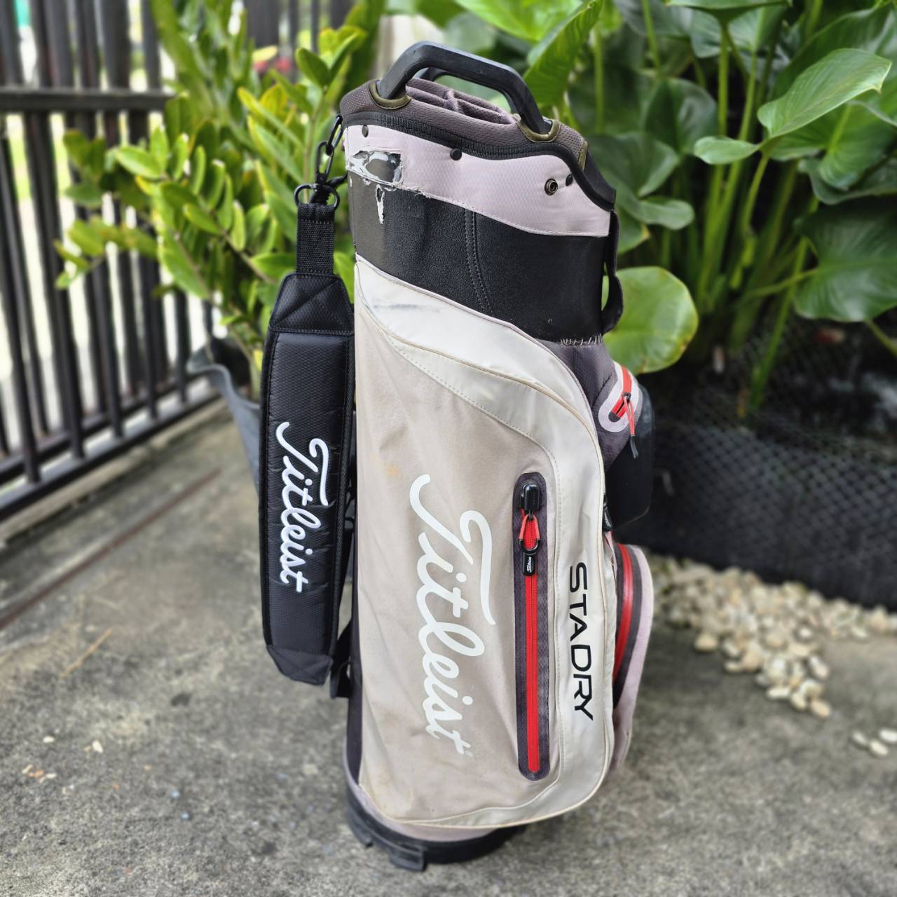 *** มีตำหนิตามภาพเลยค่ะ *** ถุงกอล์ฟ titleist ของแท้ มือสอง เป็นรุ่นแบบ 14 ช่องค่ะ
