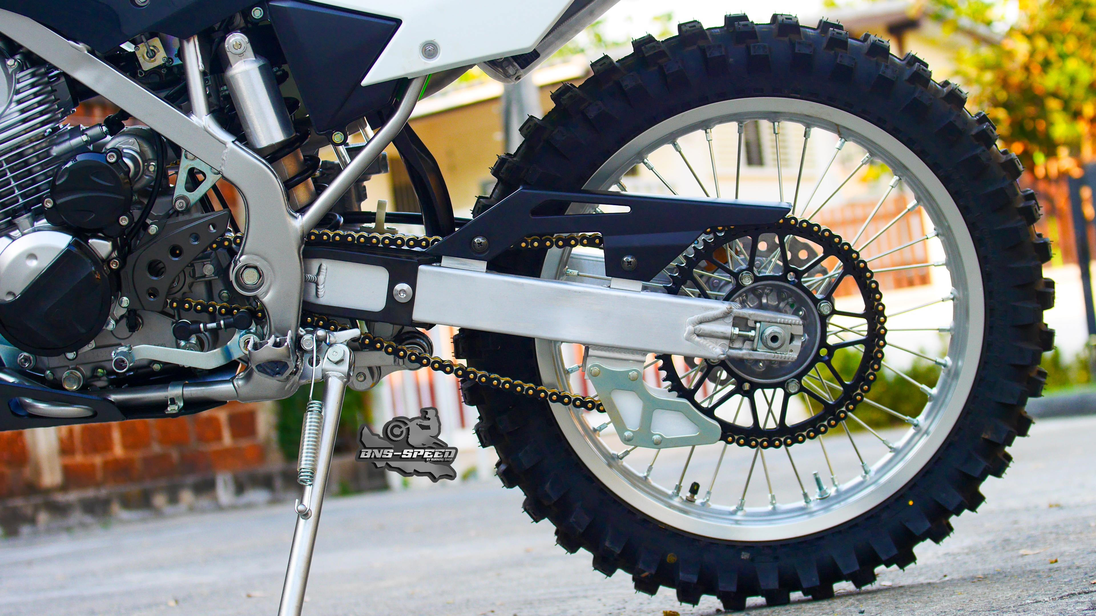 สเตอร์หลังเหล็ก Super Zero KLX D-Tracker 125-150 เบอร์ 428