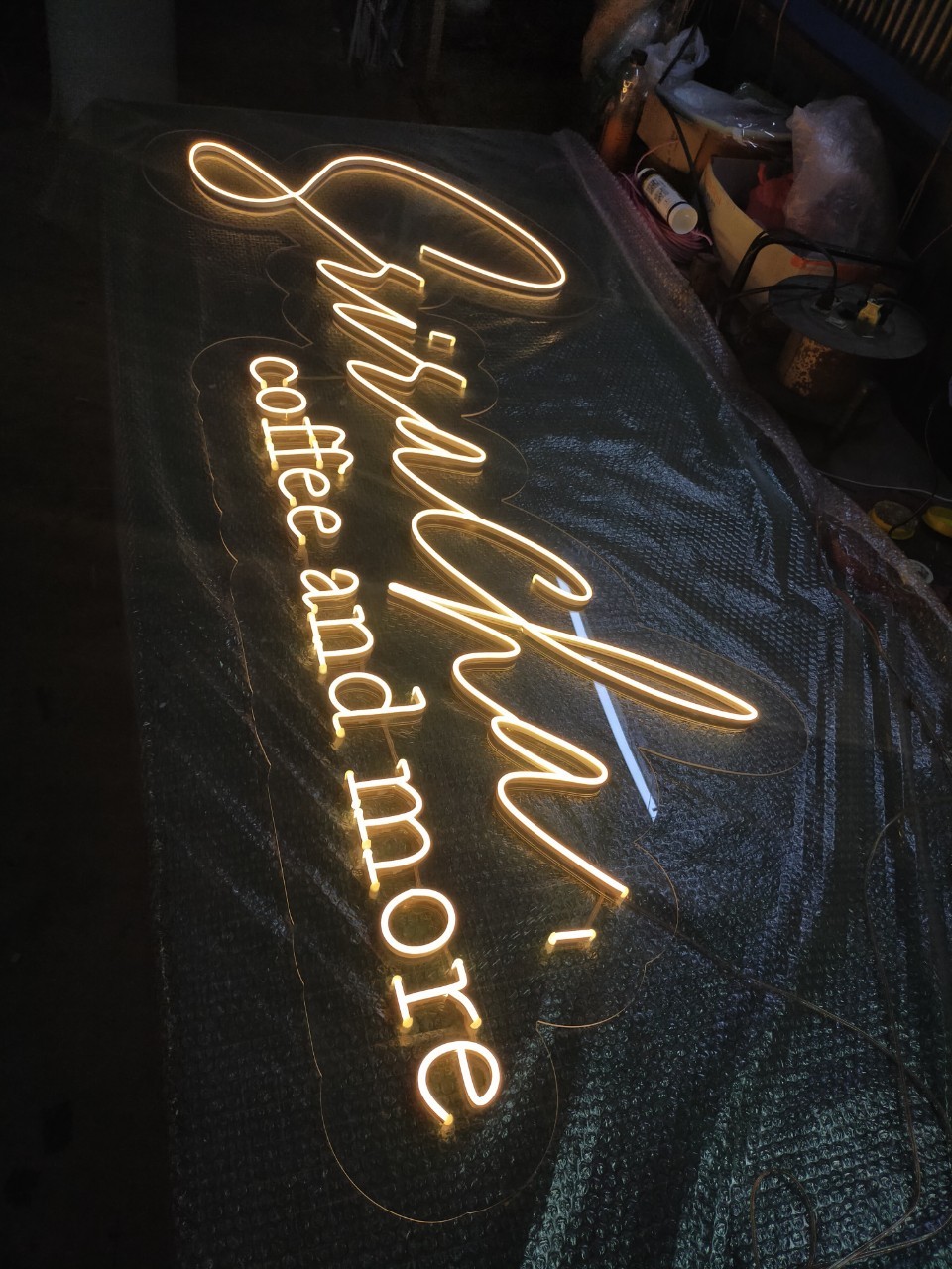 ไฟนีออน เฟค