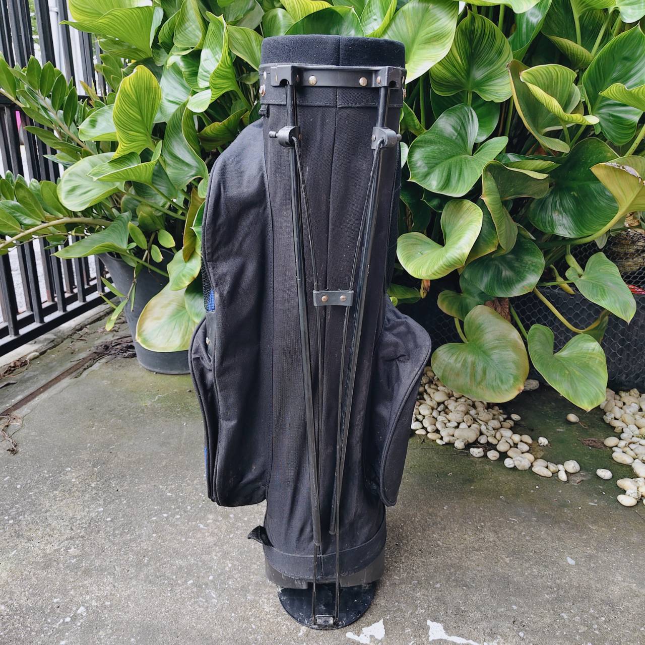 ถุงกอล์ฟขาตั้ง GOSEN JAPAN ของแท้ มือสอง สภาพปานกลาง รายละเอียดตามรูปเลยค่ะ