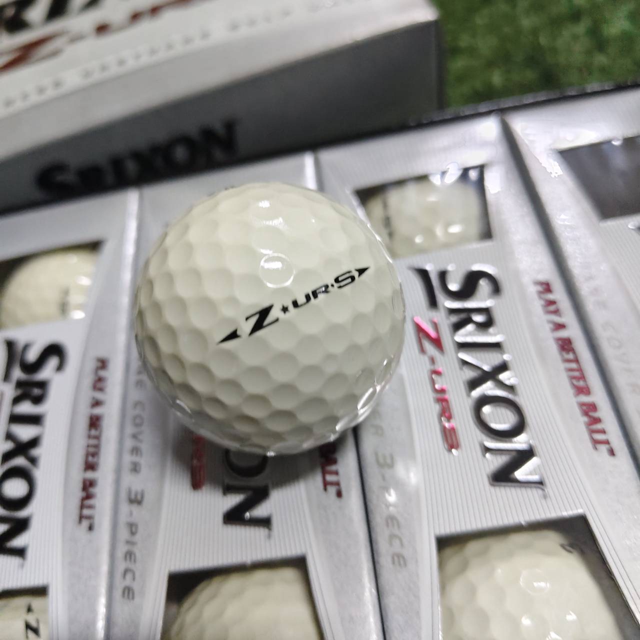 ลูกกอล์ฟ Srixon Z-URS เป็นลูกกอล์ฟระดับทัวร์ประสิทธิภาพสูงแบบ 3 ชิ้น (3-piece construction)