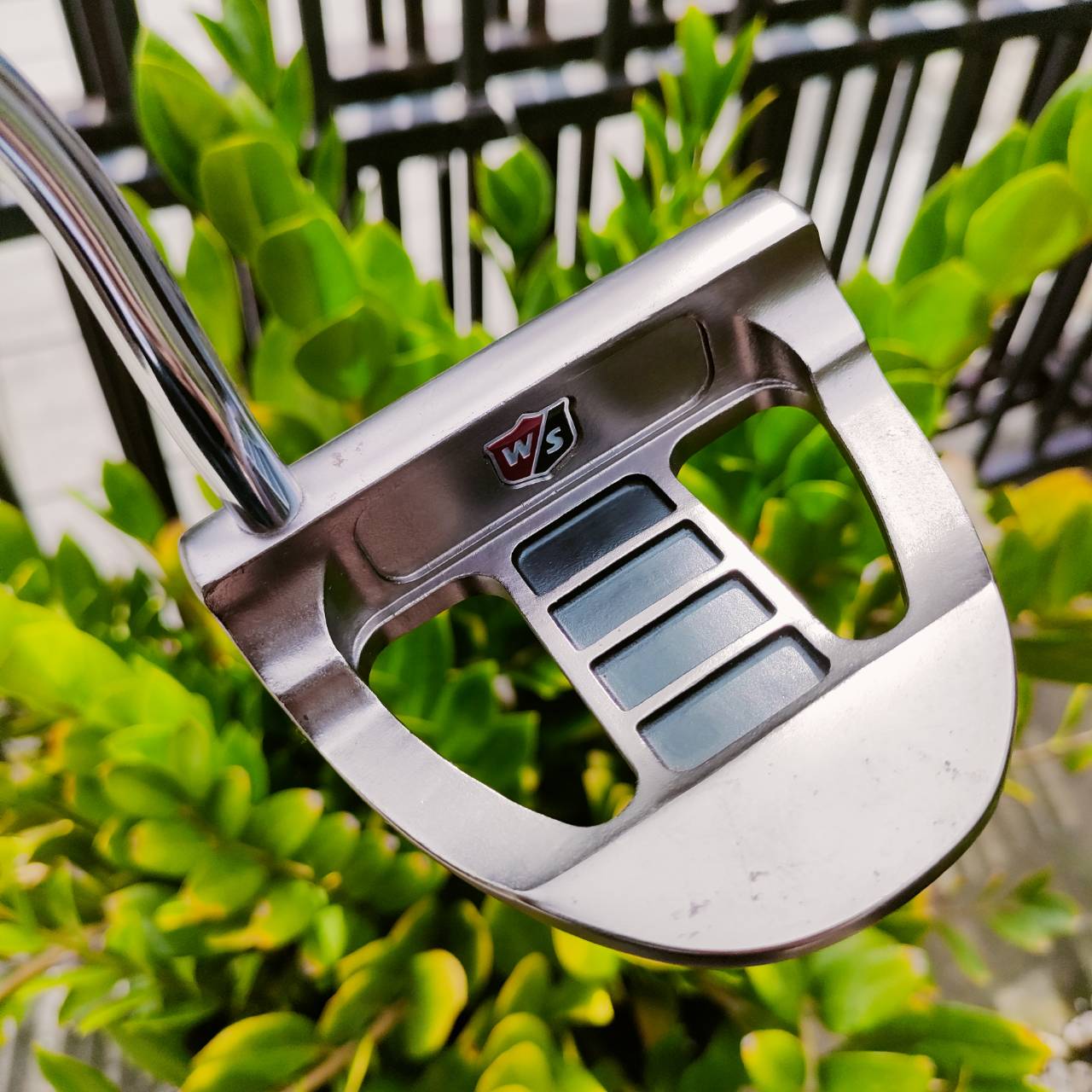 PUTTER WILSON STAFF 8875 ความยาว 34 นิ้ว เป็นตัวพรีเมี่ยม หน้าสัมผัสสุดพิเศษ ทั้งนุ่มและมี ลวดลายเพื่อให้ลูกกลิ้งได้ดี หมุนเกาะไลน์อย่างมาก ไม้กอล์ฟพรีเมี่ยมมือสอง ของแท้ By NakaraLuxurious