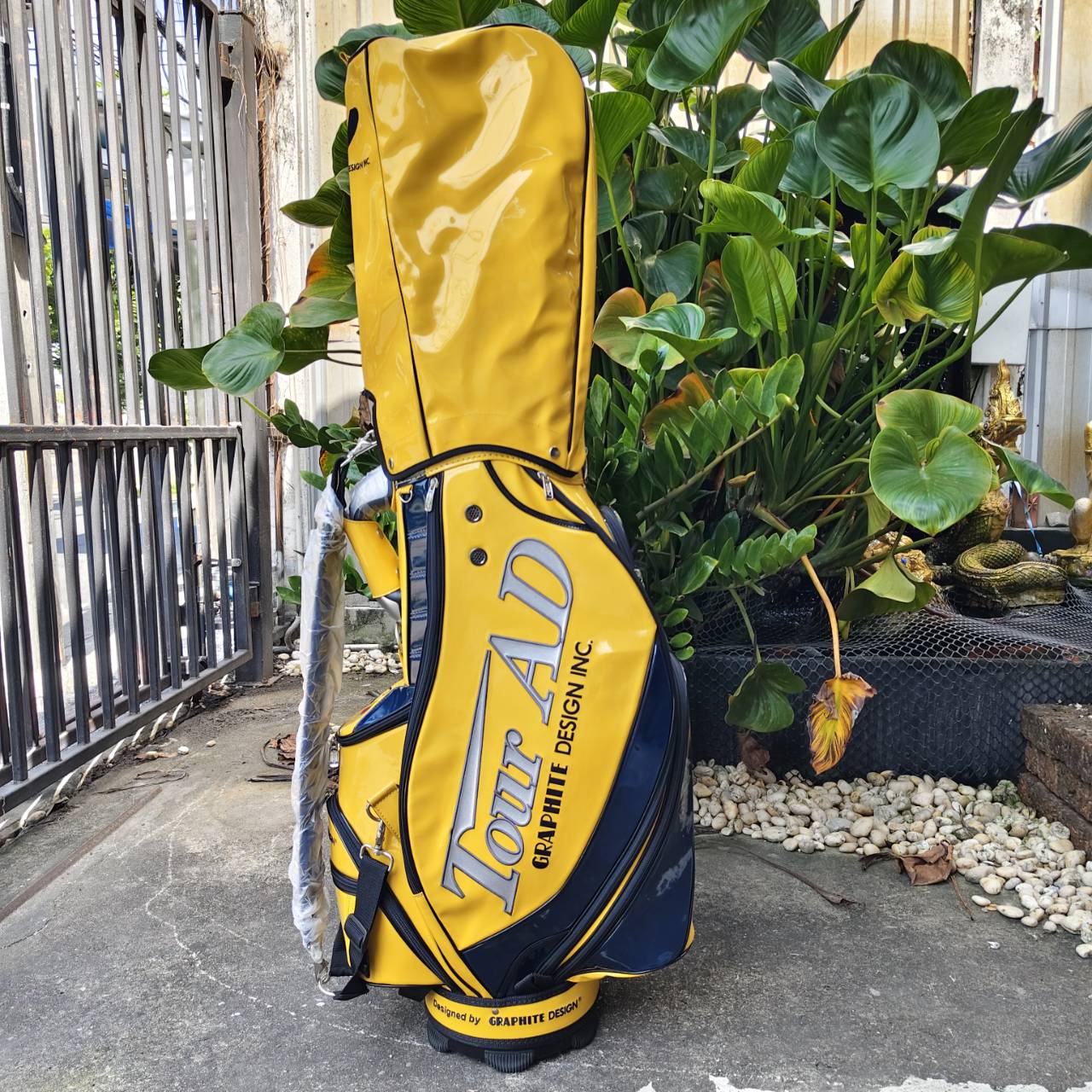 ถุงกอล์ฟ TOUR AD ถุง TOUR ใบใหญ่ มือสองสภาพสวยมาก แทบไม่ได้ใช้เลย วัสดุดีมากๆ ภายในบุกำมะหยี่