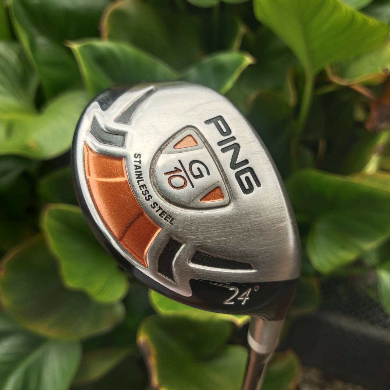 UT/Hybrid PING G10 24° ออกแบบด้วย หัวไม้กว้างกว่าและ Crown โค้ง → CG ต่ำและลึก