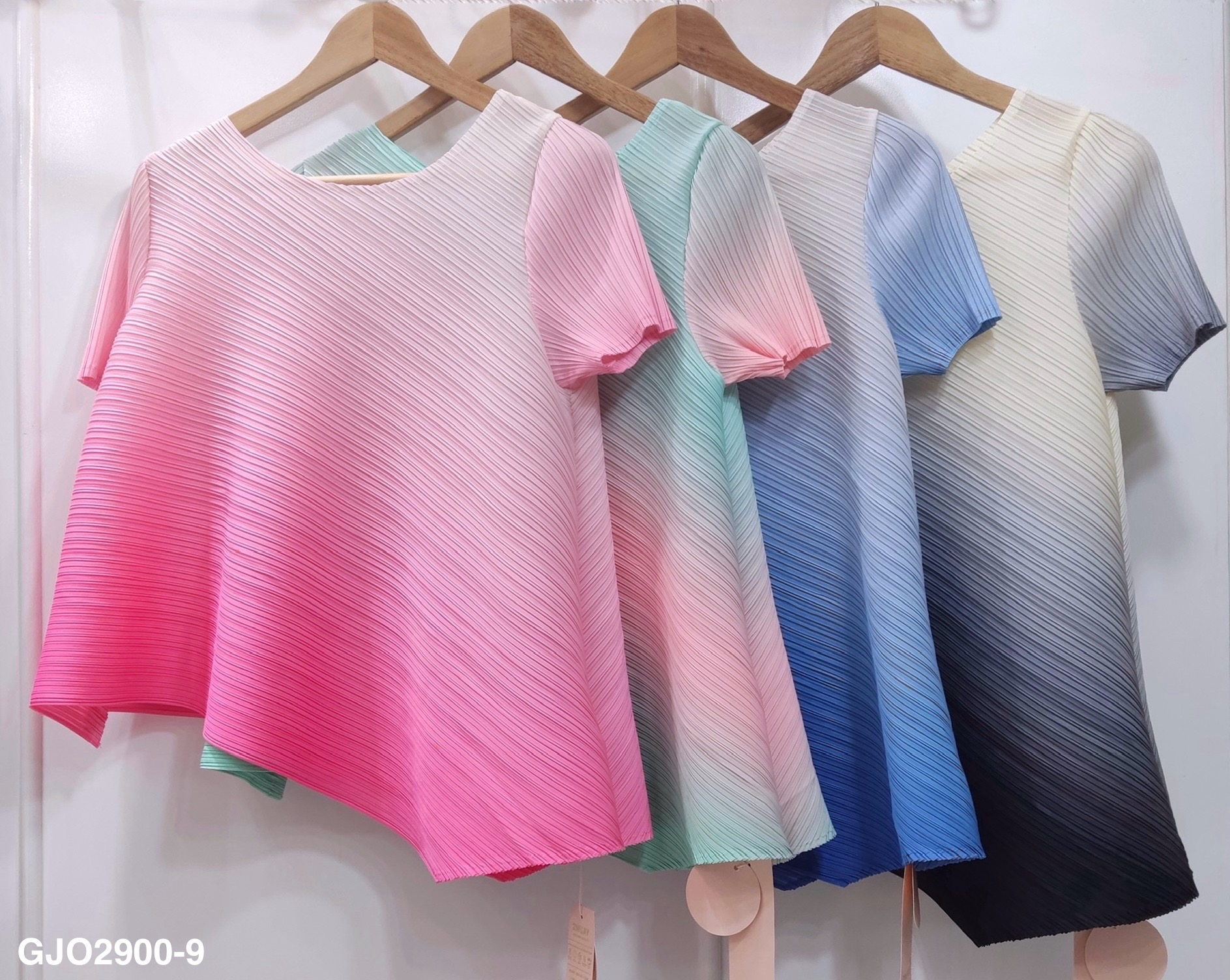 ปรับราคาลง20%!! 2MUAY รุ่น GJO2900-9 เสื้อพลีทคุณภาพ SHORT SLEEVE ASYMMETRIC GRADIENT PLEATED TOP 4 สี FREE SIZE