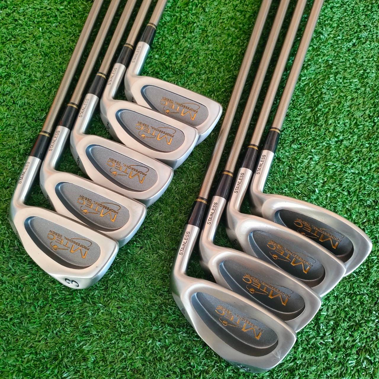 ชุดเหล็ก MTEC PROFESSIONAL DESIGN ของใหม่!!! ไม่เคยใช้งาน!!! มีเหล็ก 3 - 9 เเละ PW SW ก้าน MTEC FLEX R SOLE งามมาก ออกแบบโดยช่างระดับโลก!! มือหนึ่ง ของแท้ BY NakaraLuxurious