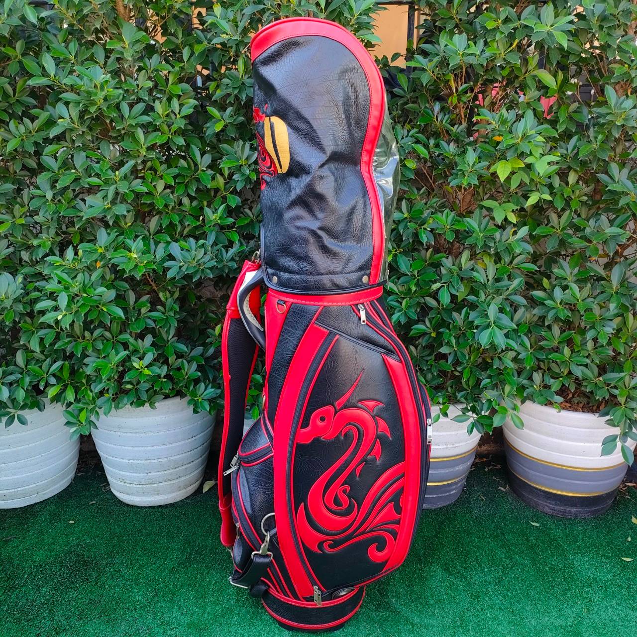 ถุงกอล์ฟ SAMURAI - DRAGON มือสอง **ถุงกอล์ฟ มีตำหนิ หัวชิฟ หลุด ** ตัวซิปใช้ได้ปกติ แค่เปลี่ยนหัวซิป ทุกอย่างสภาพสมบูรณ์ ถุงสวยมาก