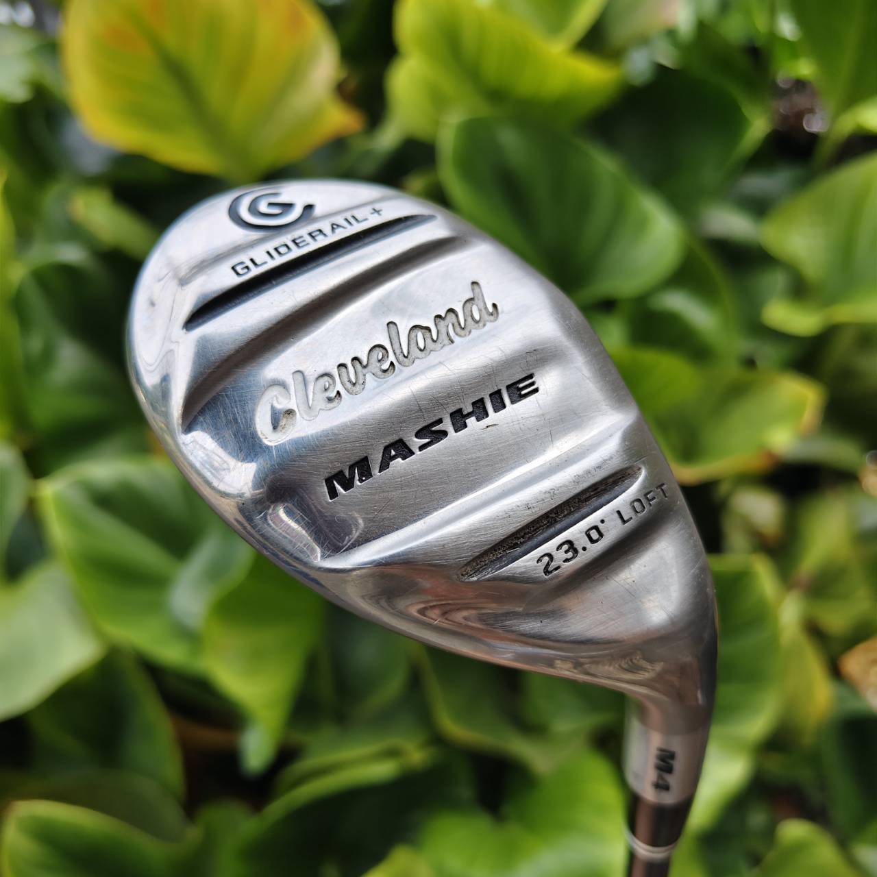 Hybrid Cleveland Mashie GlideRail+ 23° GlideRail+ Technology — พื้น sole ลื่นผ่านหญ้า ลดโอกาสตีติด