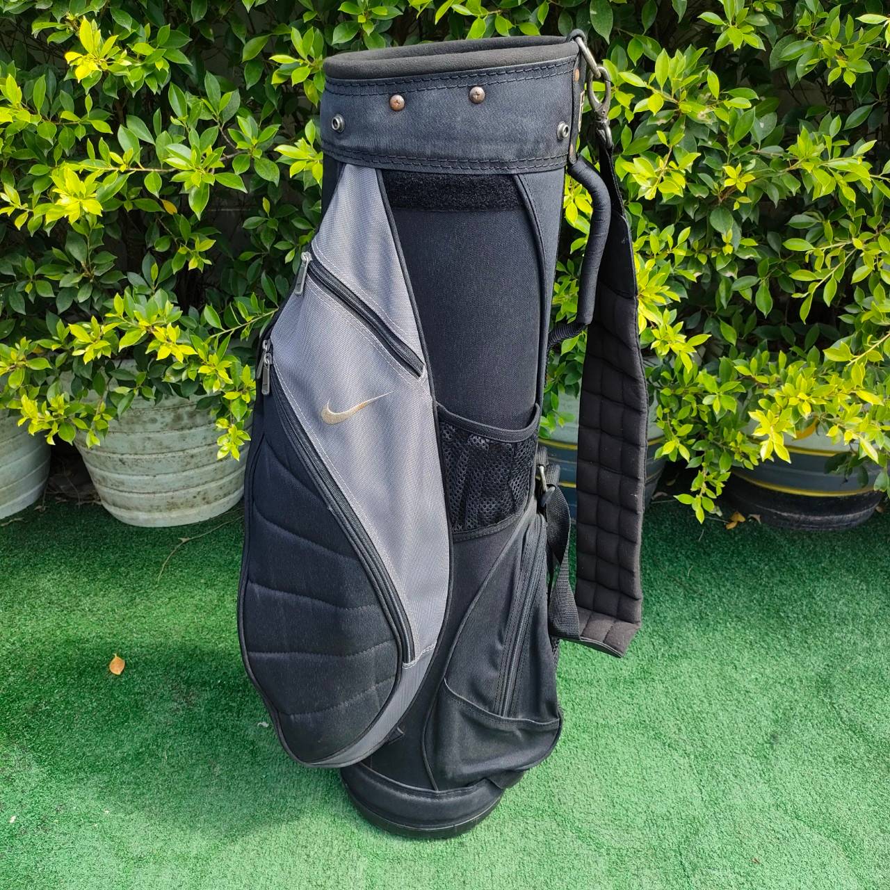 ถุงกอล์ฟ NIKE มือสอง ถุงกอล์ฟ มีสีซีด นิดหน่อย นอกนั้นสภาพสมบูรณ์พร้อมใช้ครับ