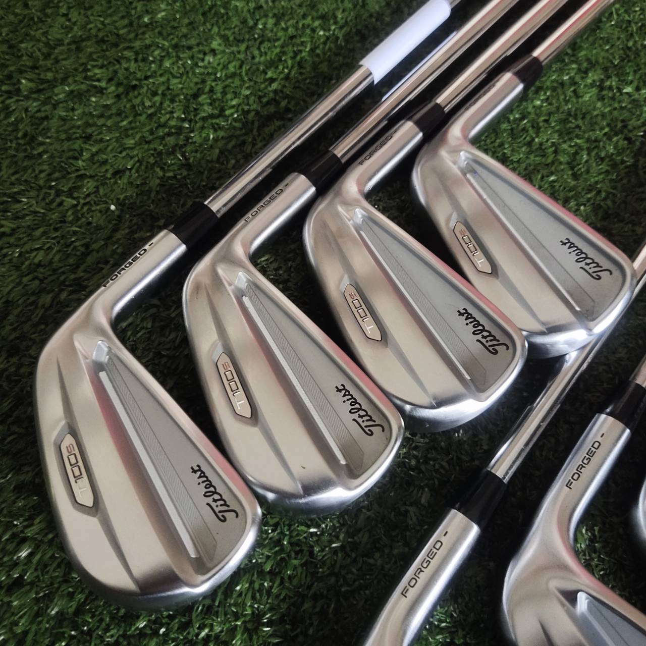 ชุดเหล็ก TITLEIST T100S FORGED (รุ่นปี 2022) 🔧 ใช้ทังสเตน D18 + เทคโนโลยีงานอากาศยาน ✈️ • หน้าไม้ฟอร์จชิ้นเดียว ให้ความรู้สึกแน่นและแม่นยำ 🎯