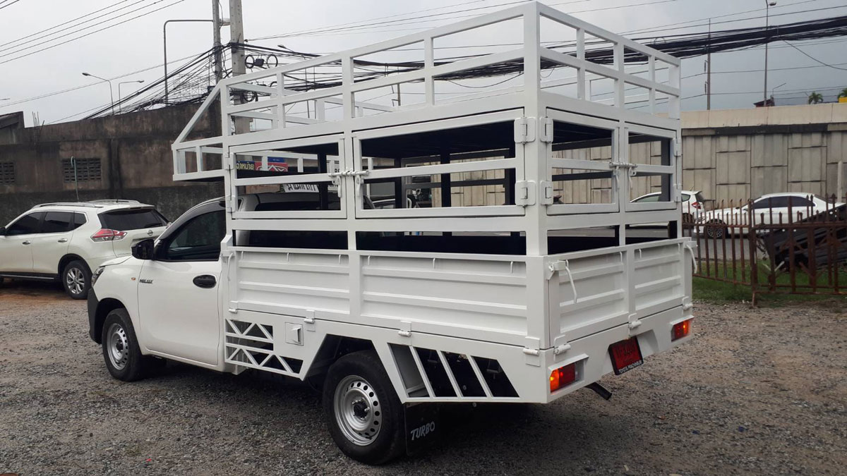 กระบะพื้นเรียบ บรรทุกน้ำดื่ม 3 ชั้น โตโยต้า รีโว่ ครับ