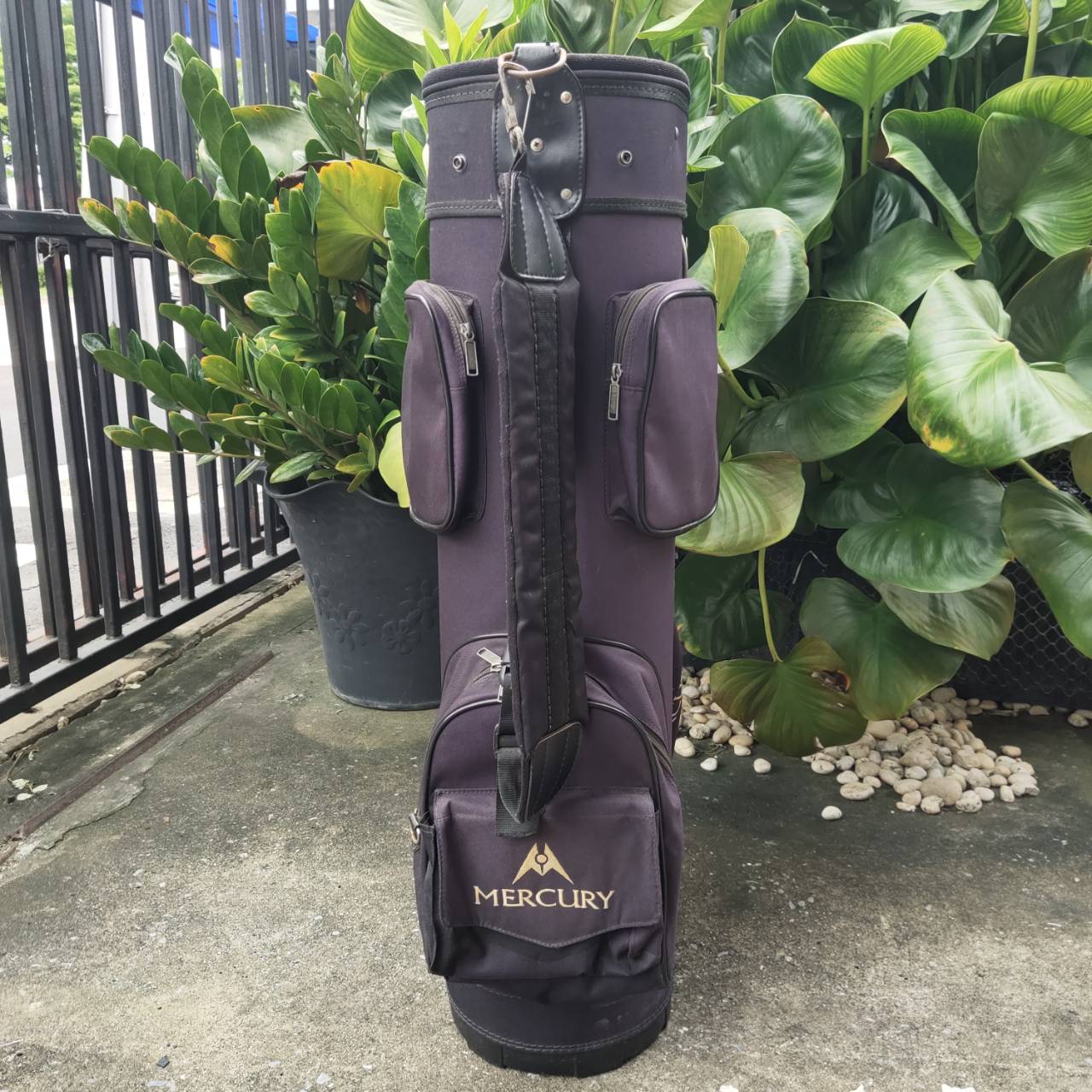 ถุงกอล์ฟ MERCURY มือสอง **แป๊กหลุด 1 จุด** สภาพโดยรวมพร้อมใช้เลยค่ะ