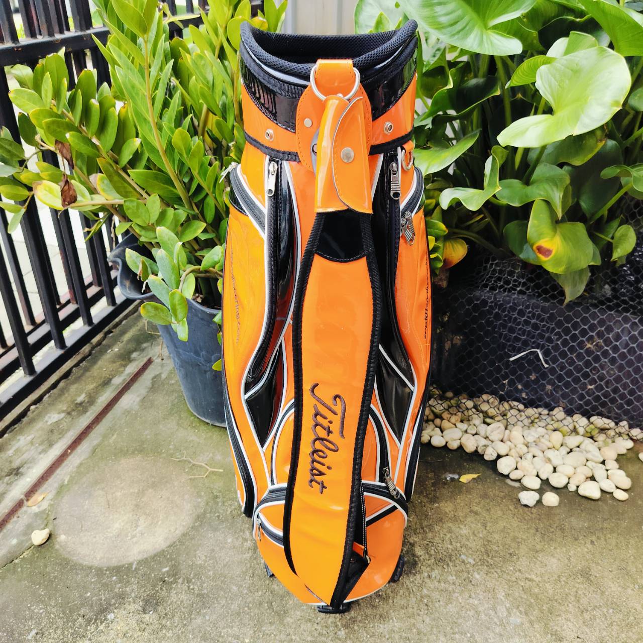 ** มีโลโก้สถาบัน ** ถุงกอล์ฟ titleist หนังแก้ว ถุง TOUR ใบใหญ่ สภาพสวย วัสดุดีมากค่ะ มีโลโก้สถาบันด้านหน้า