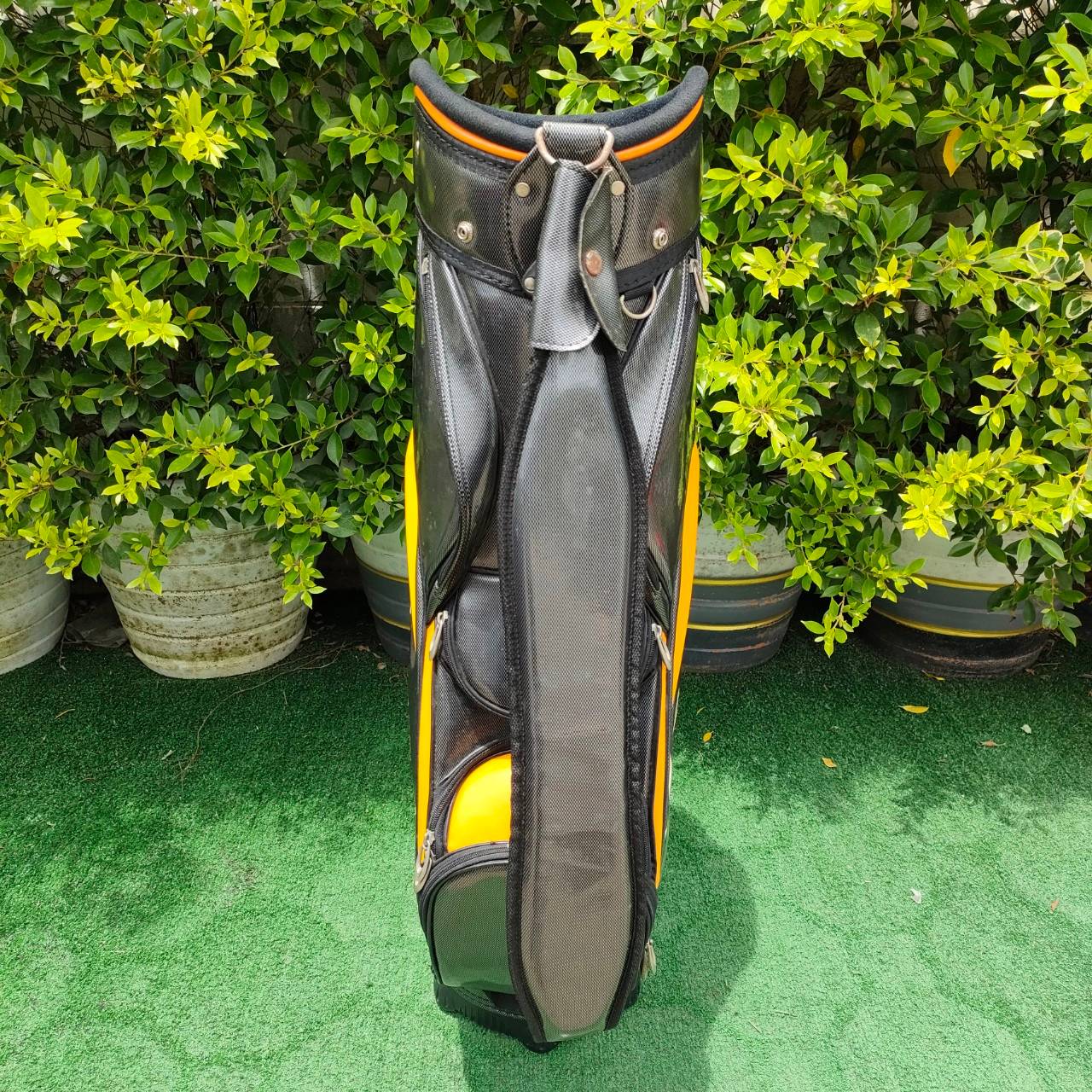 ถุงกอล์ฟ ธนาคารธนชาต หนังเเก้วมือสอง ** มีตำหนิ ตัวดึงหัวชิฟ หัก1 จุดค่ะ มีรูปให้ชมค่ะ ** ซิปใช้ได้ดีปกติ ถุง TOUR ใบใหญ่ กันน้ำ ถุงสวยมาก ลายสวยมากครับ ราคาพิเศษสุด!!!