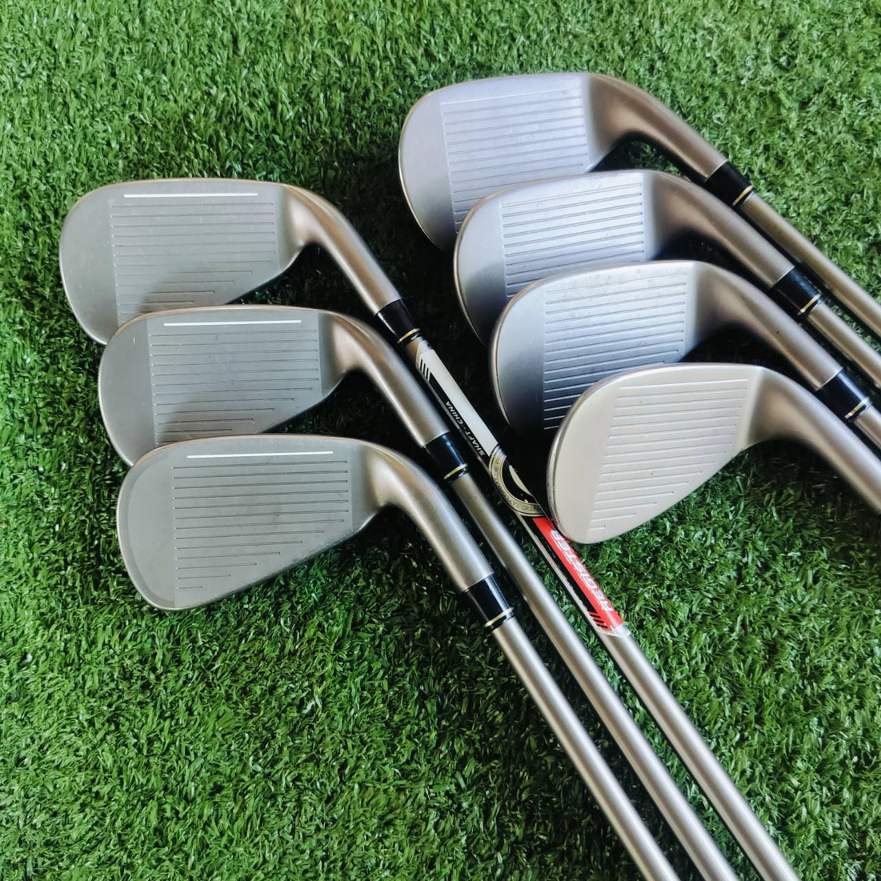 ** ไม้กอล์ฟผู้หญิงมือซ้าย ** ชุดเหล็ก TAYLORMADE RBZ มีเหล็ก 5 6 7 8 9 PW SW ก้าน TAYLORMADE RBZ FLEX LADY เหล็กตีง่ายตีไกลและตีมันส์มากค่ะ ไม้กอล์ฟพรีเมี่ยมมือสอง ของแท้ By NakaraLuxurious