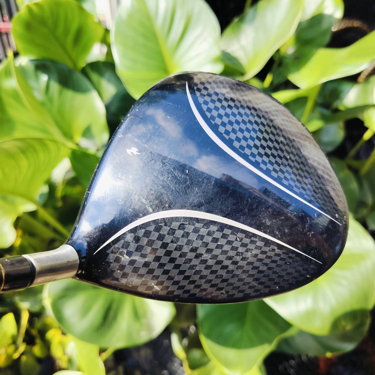 Driver Taylormade BURNER PLUS ตัว PLUS หน้าเด้ง ตีไกลมากๆ และตัวนี้ตีง่ายมากด้วยการยื่น กระดองออกไปด้านหลัง และ เป็นกระดองเบา ทำให้จุด CG ลงมาอยู่ต่ำและลึกอย่างมาก ไม้กอล์ฟพรีเมี่ยมมือสอง ของแท้ NakaraLuxurious