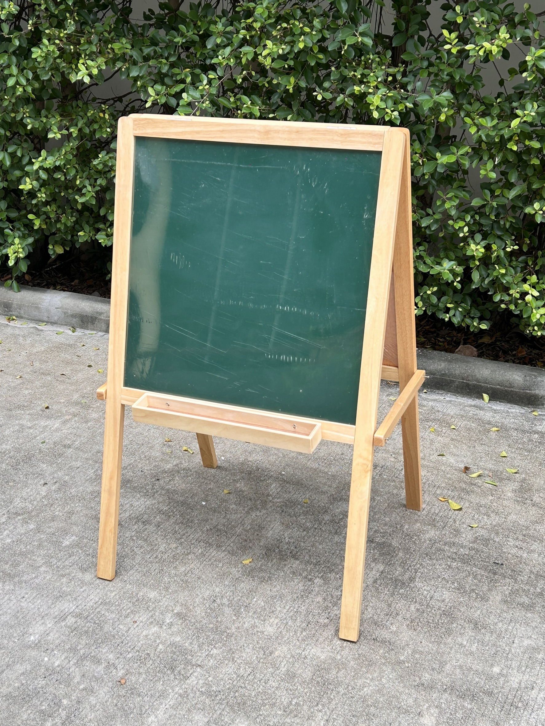 กระดานดำ - ไวท์บอร์ด 2ด้าน มีรางสำหรับใส่ปากกา ทั้ง 2 ด้าน มีขาหยั่ง อีกด้านเป็นแม่เหล็ก ขนาด : 66x110 ซม.