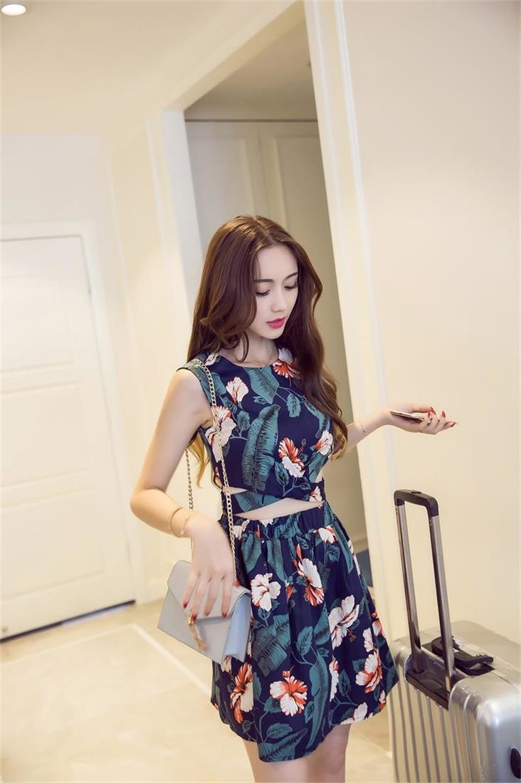 ชุด 2 ชิ้น เสื้อแขนกุด สายไขว้ที่เอว กระโปรงลายดอก ผ้ายืดหยุ่นได้เล็กน้อย