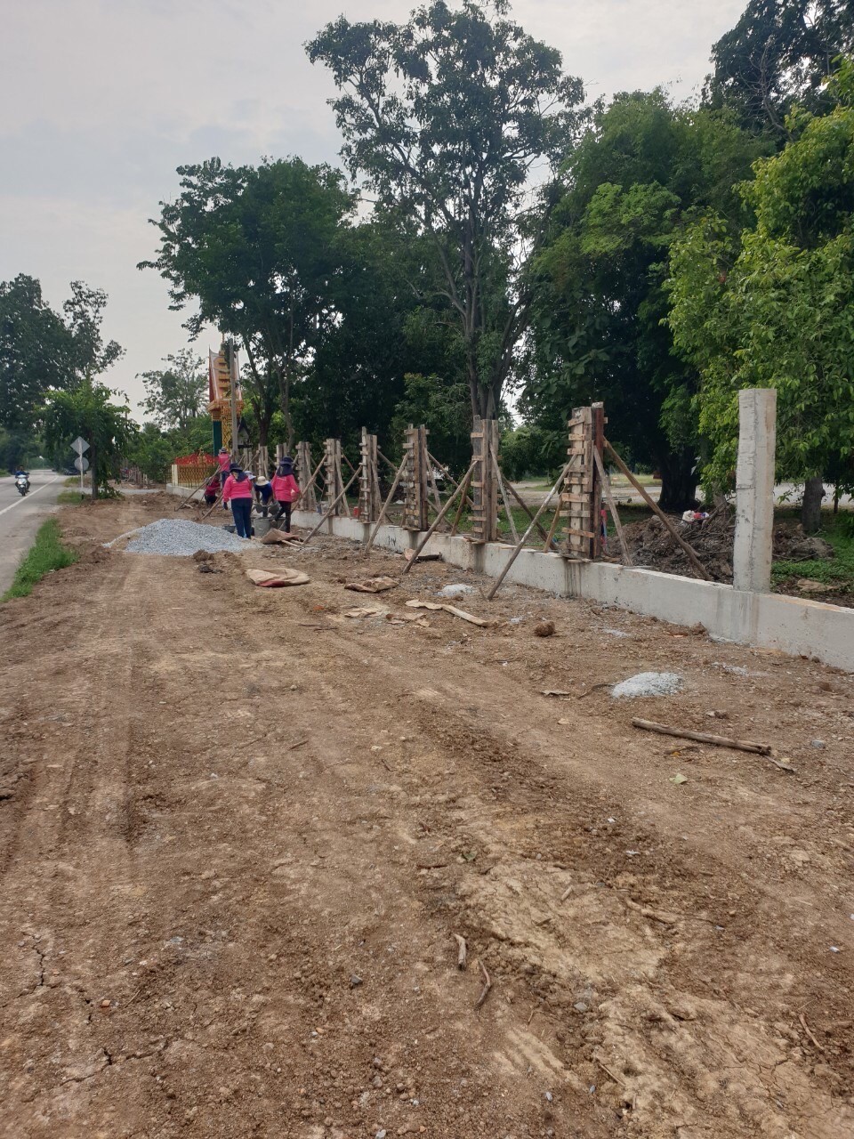 สร้างกำแพงวัดดงกะเชา จ.สุพรรณบุรี