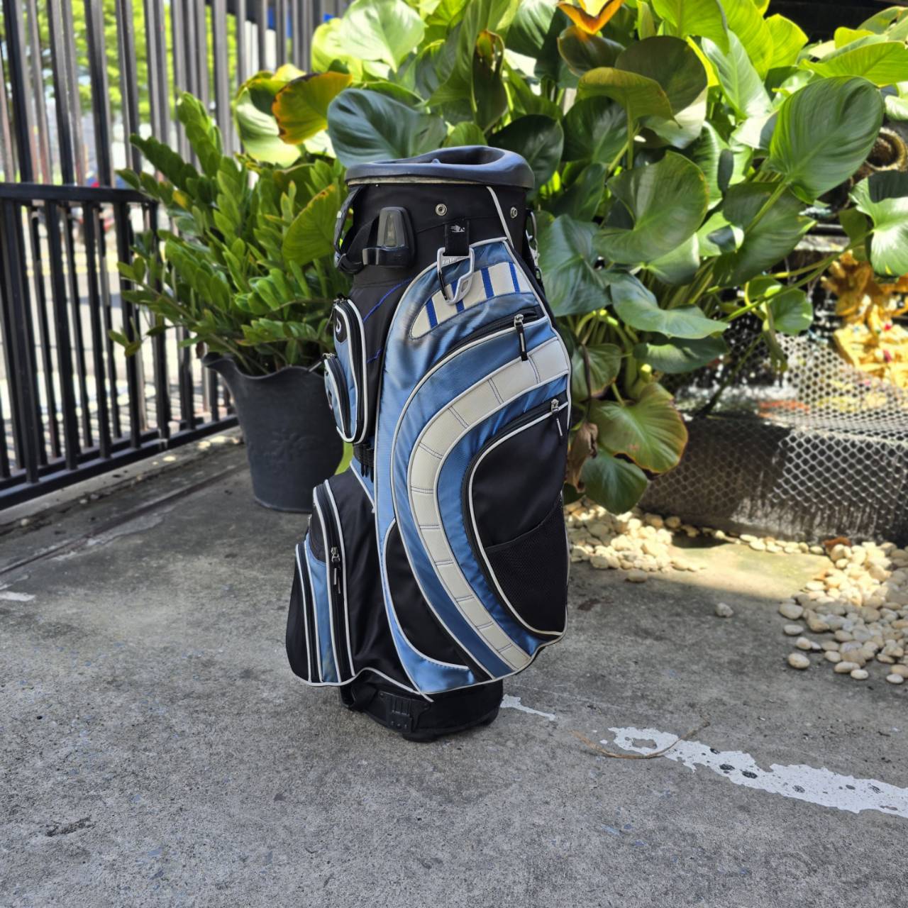 ถุงกอล์ฟ BAG BOY **ชาย COVER รุ่ยเล็กน้อย** นอกนั้นสภาพสวยสมบูรณ์ จุดเด่นที่ช่องใส่ไม้กอล์ฟ ที่แยกแต่ละชิ้น และรักษา อุปกรณ์ได้ดีมากที่สุดค่ะ
