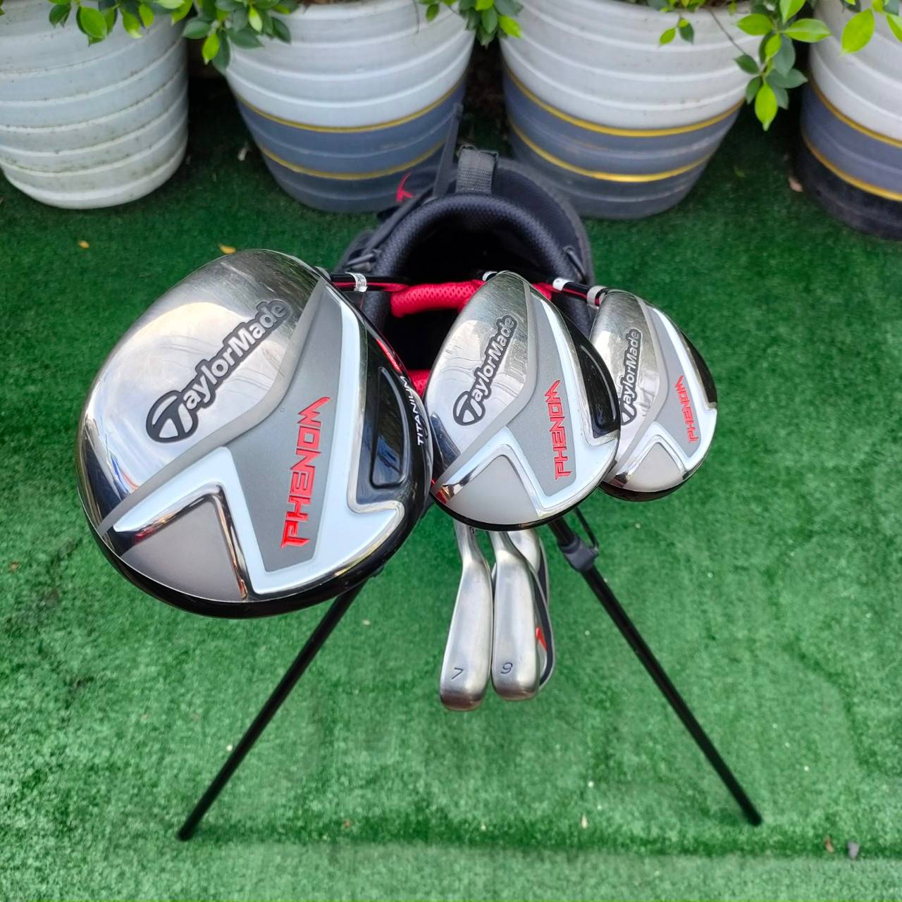 **ไม้กอล์ฟครบชุดสำหรับเด็ก** TAYLORMADE PHENOM พร้อมถุงกอล์ขาตั้ง สภาพสวยนางฟ้าสุดๆ สำหรับน้องที่อายุ 9 - 12 ขวบ