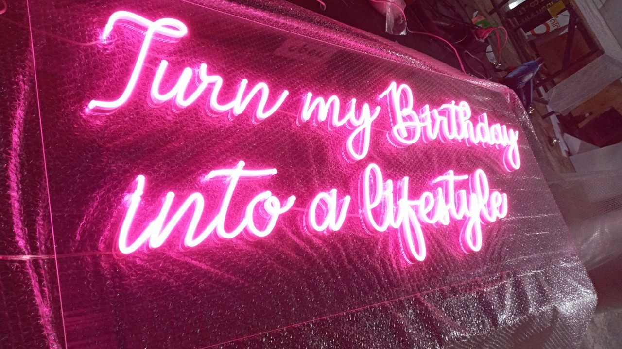 ไฟนีออน เฟค