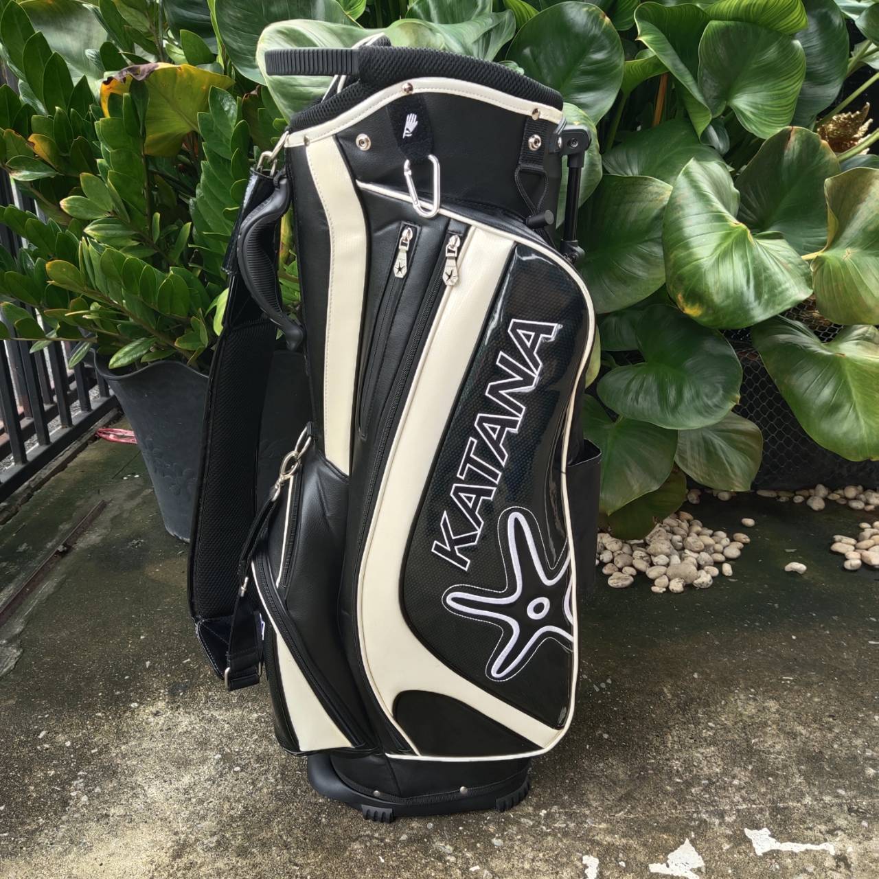 ถุงกอล์ฟ KATANA มือสอง หนังสวยมาก สุดพรีเมี่ยม เป็นถุงแบบขาตั้งอย่างดี