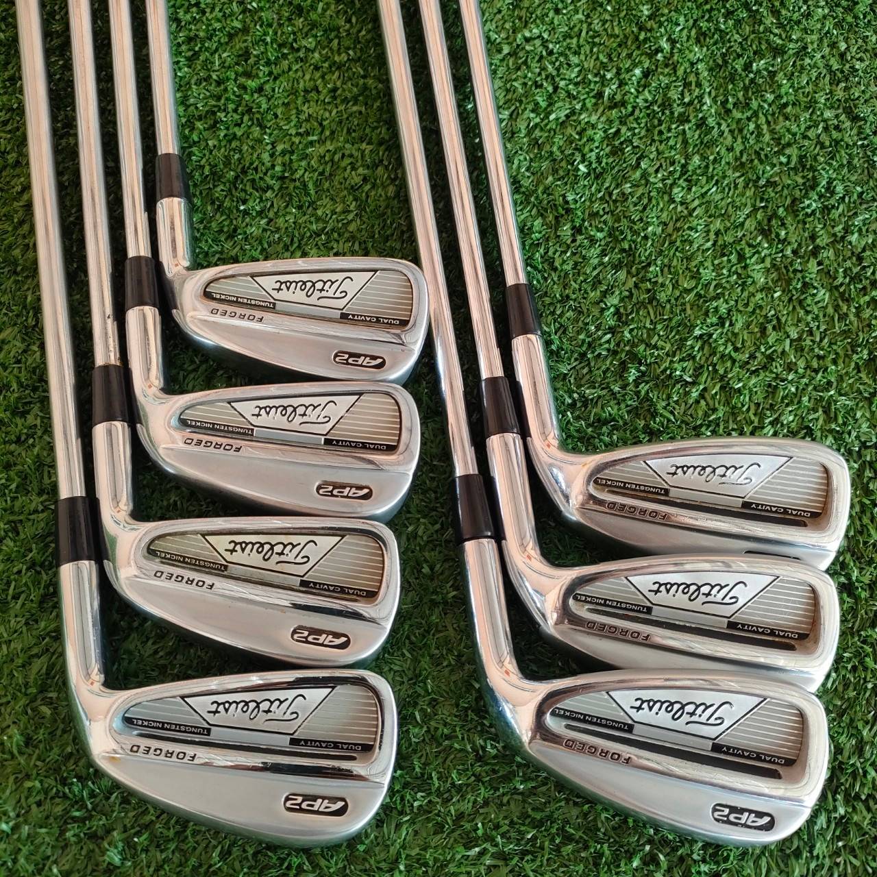ชุดเหล็ก TITLEIST AP2 FORGED มีเหล็ก 4-9 เเละ PW ก้านเหล็ก ไรเฟิล ไม่มีปล้องนะครับ กริพใส่ GOLF PRIDE กึ่งผ้าใบทั้งชุด เป็นเหล็ก FORGED ที่ตีง่ายและมันส์ มากที่สุดชุดนึง สนุกเพราะตีโดนง่ายมาก และได้ความมันส์ แม่นยำ สปินจัดๆ ราคาเอาแบบพิเศษสุดไปเลย!!!
