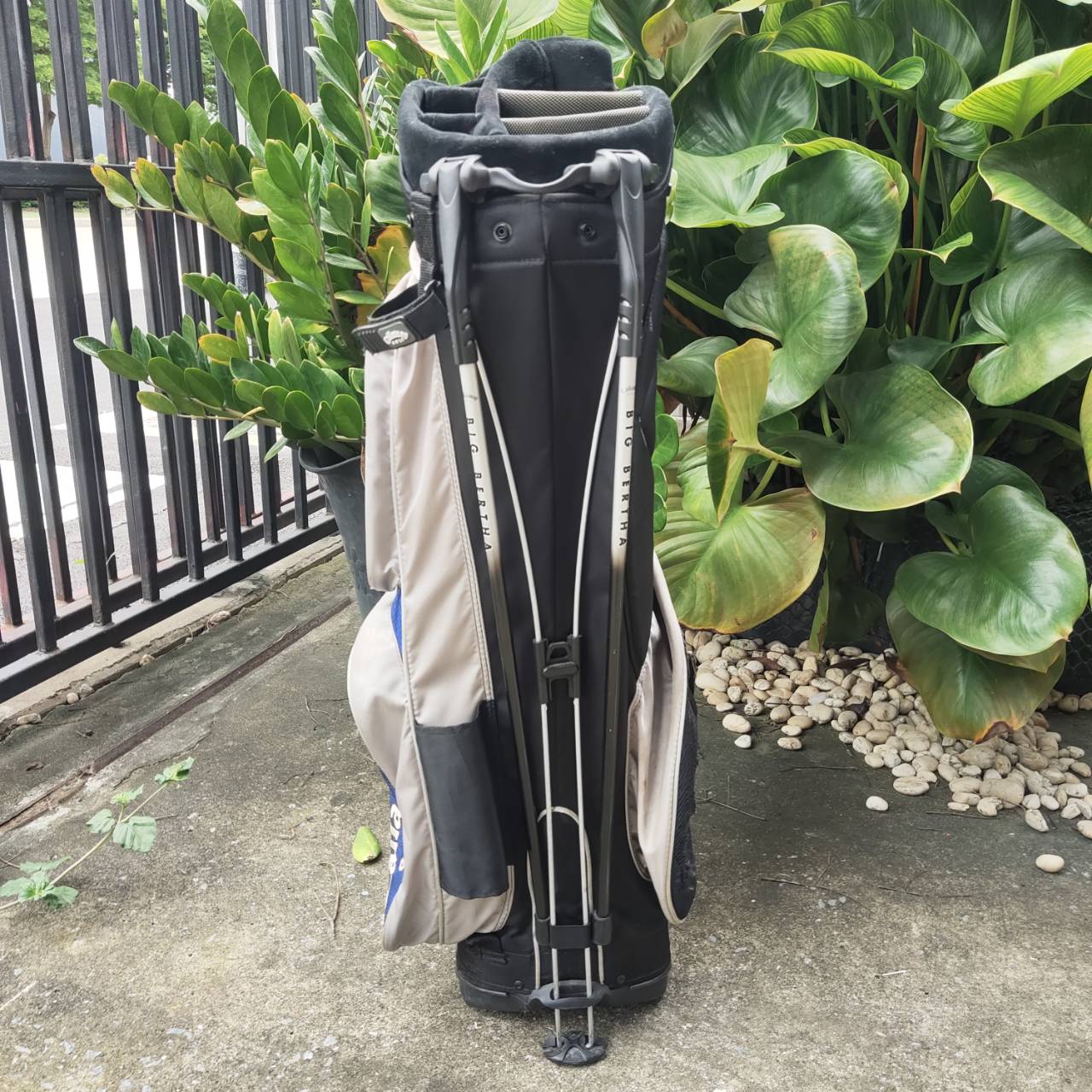 ถุงกอล์ฟขาตั้ง Callaway ของแท้มือสอง มีสายสะพายแบบเป้ *มีตาข่ายขาดเล็กน่้อย*