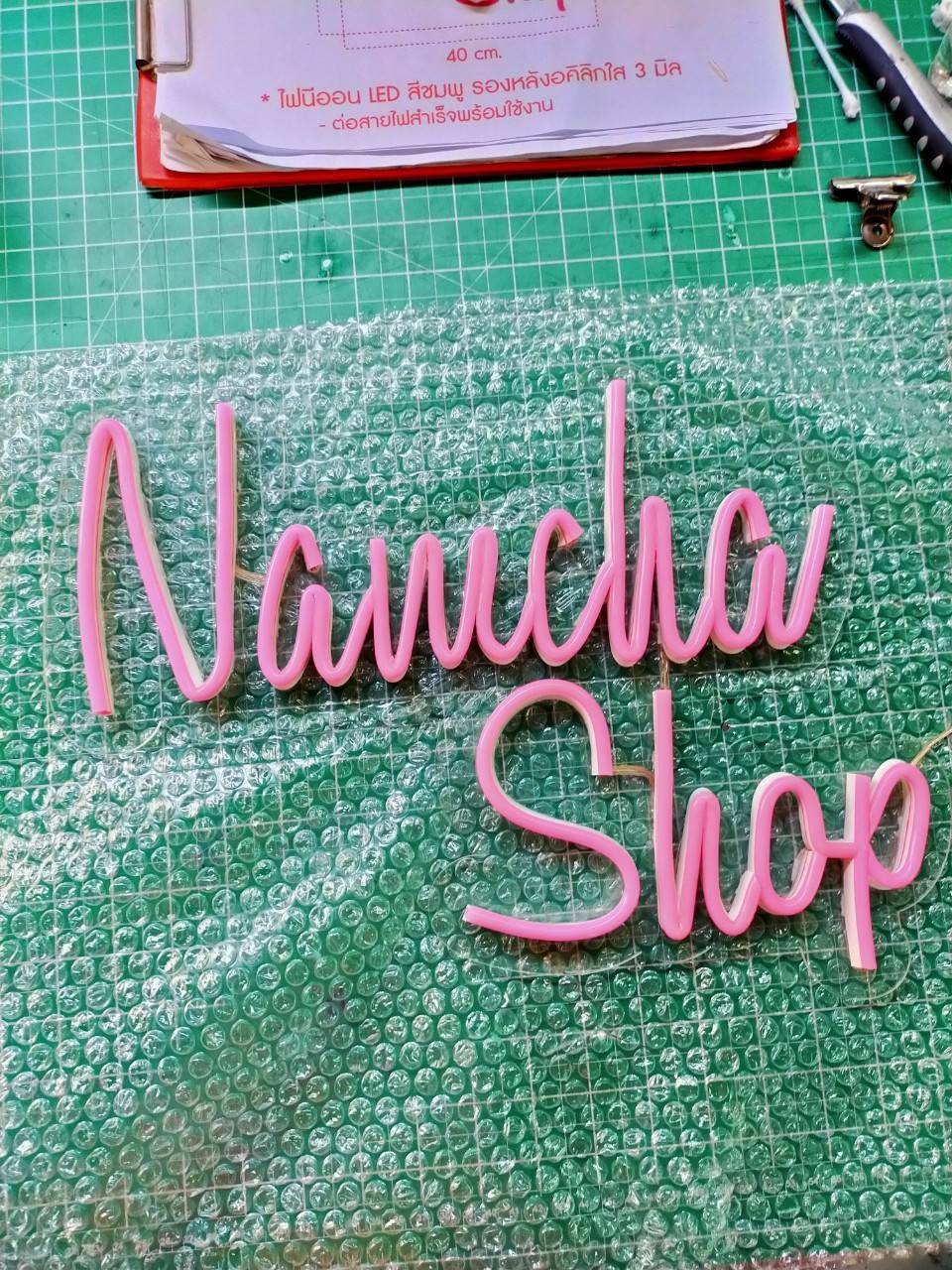 งานป้ายไฟนีออนดัด LED แสงสีชมพู อะคริลิคใสร้องหลัง