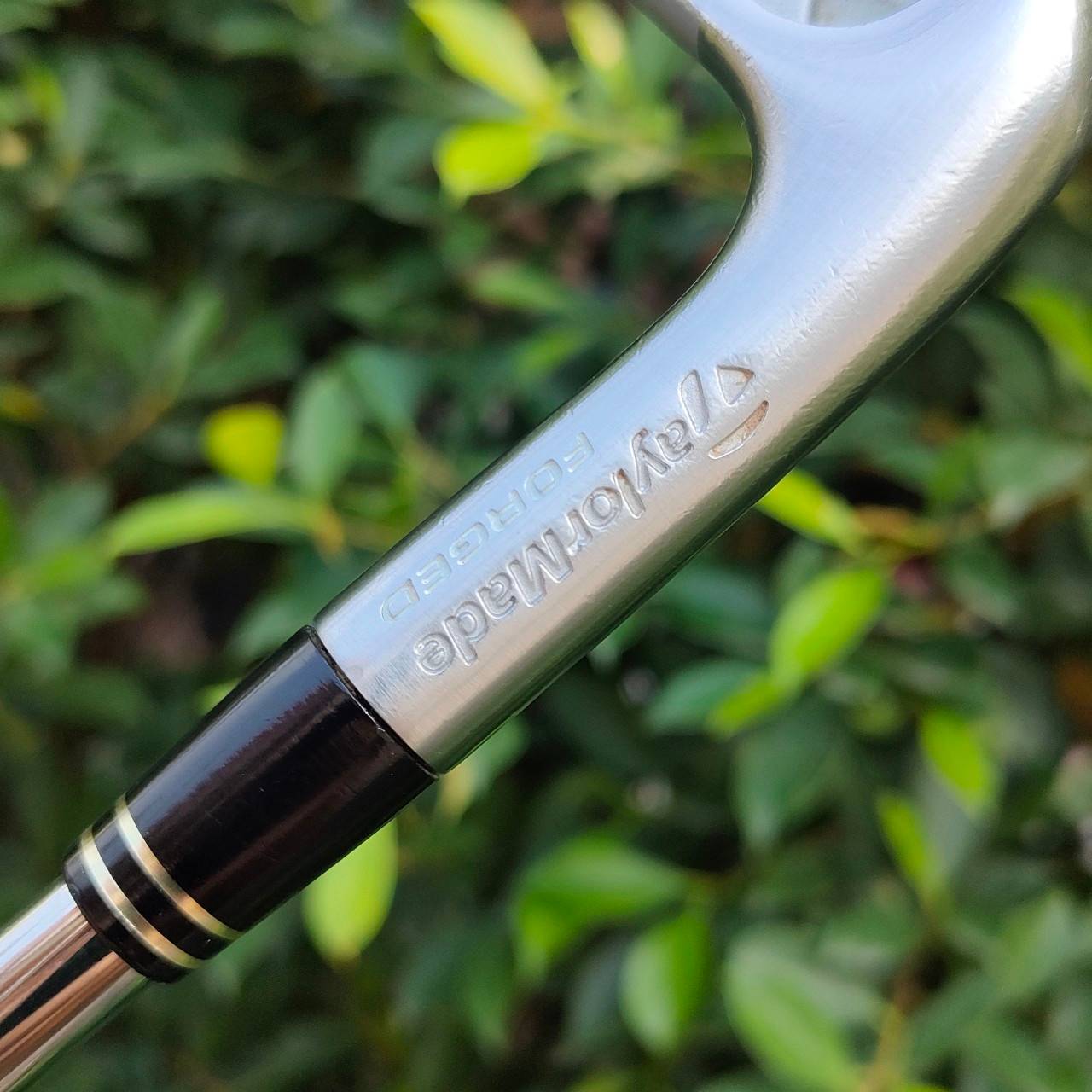 ชุดเหล็ก TAYLORMADE r7 FORGED มีเหล็ก 4-9 เเละ PW ก้าน N.S.PRO 950 GH FLEX S รุ่นนี้สุดยอดของสุดยอดครับ เพราะเป็นเหล็ก FORGED คุณภาพ ระดับสูงของแบรนด์ Taylormade ออกแบบให้ตีง่าย ใบ Cavity ใหญ่ ซึ่งใช้วัสดุเยอะมาก แพงมาก หายาก และจะทำให้ตีทั้งนุ่ม และไกลสุ