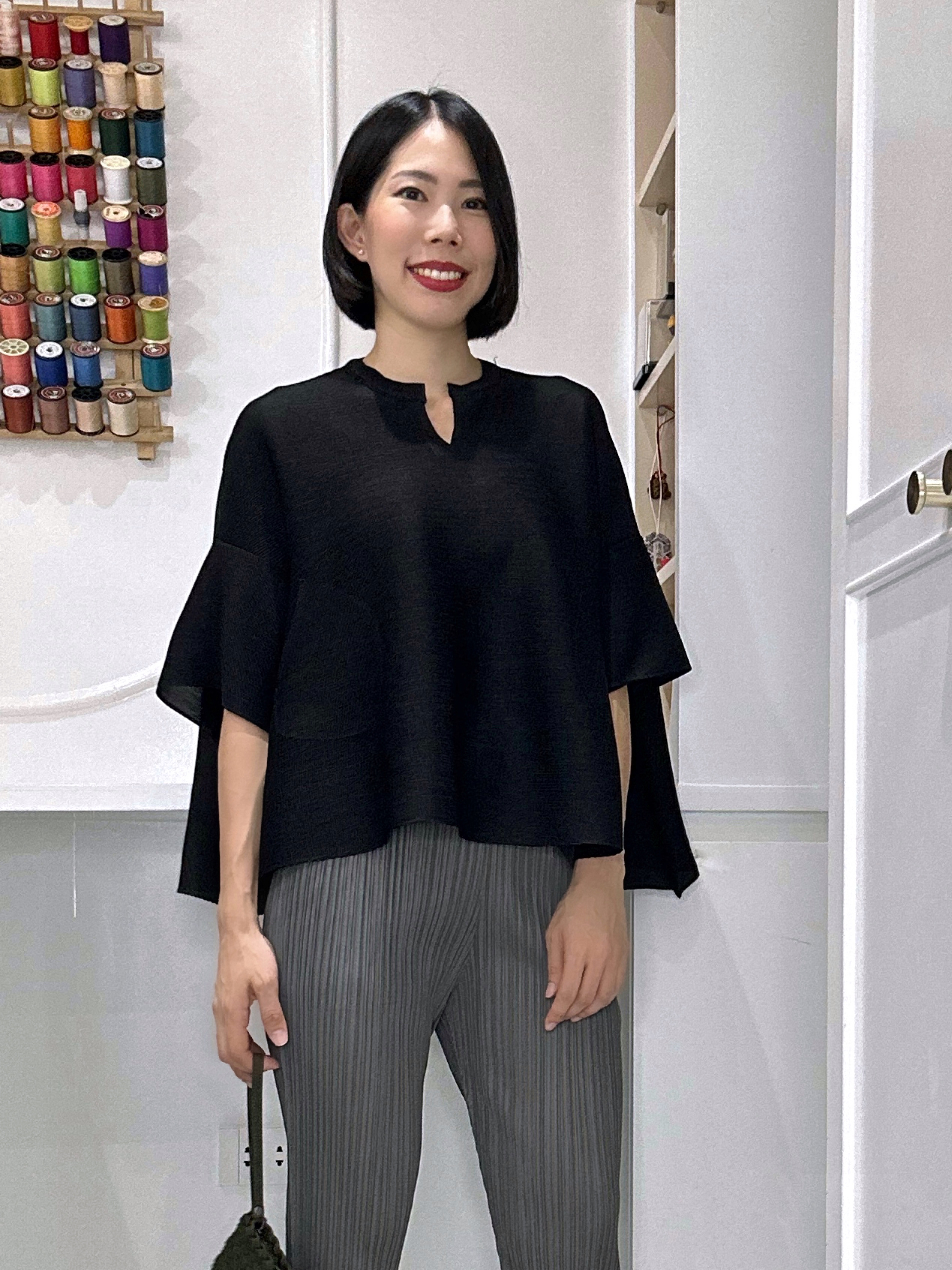 2MUAY รุ่น GJO1289 เสื้อพลีทคุณภาพ OPEN NECK FLARE SLEEVE PLEATED TOP สีดำ FREE SIZE