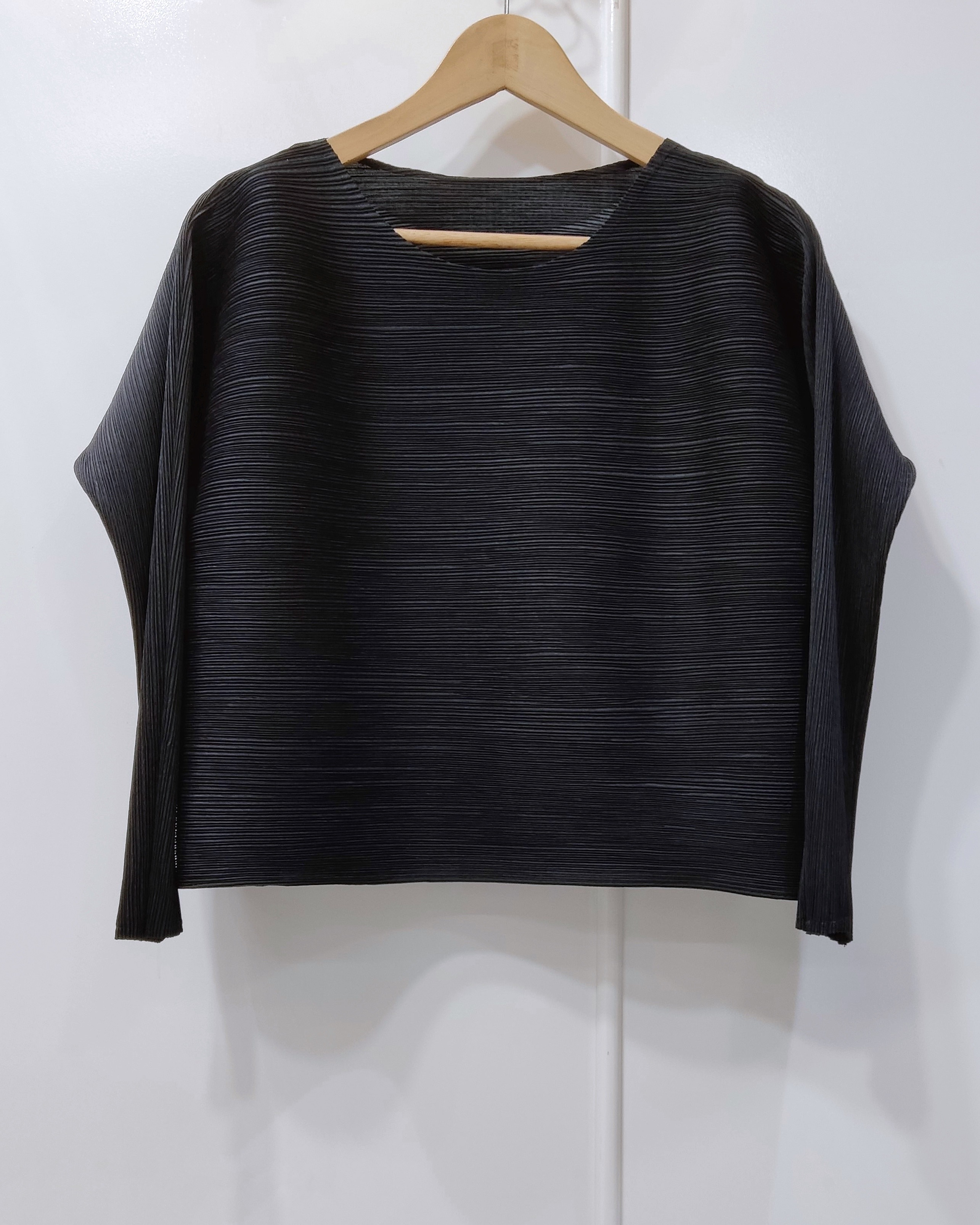 อก42(ทรงเล็ก) ยาว19 นิ้ว 2MUAY GM15029-1 เสื้อครอปเสื้ออัดพลีท CROP LONG SLEEVE PLEATED TOP สีดำ FREE SIZE