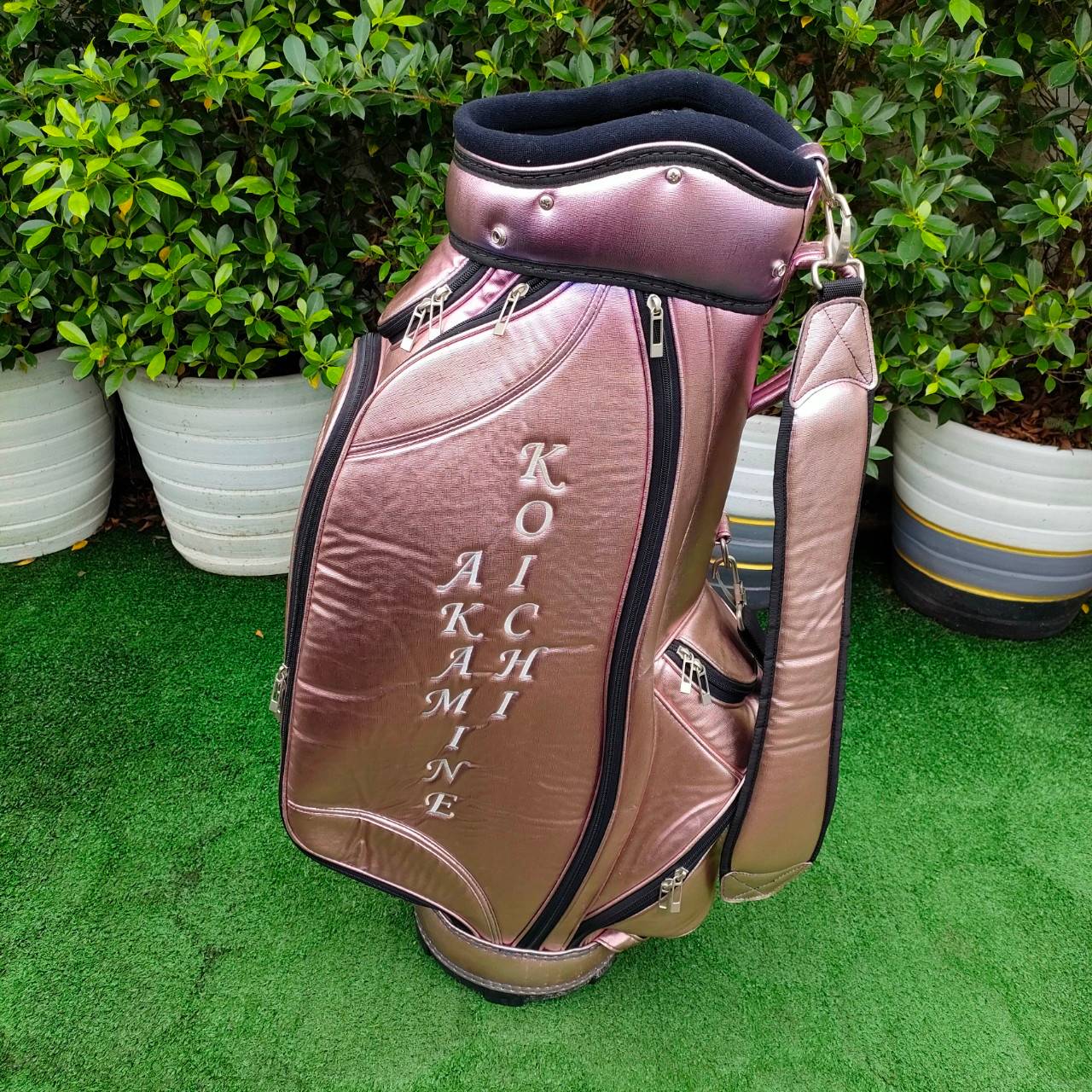 ถุงกอล์ฟ KOICHI AKAMINE มือสอง ถุงสวยมาก วัสดุดีมาก นุ่ม ใบใหญ่ ใส่ไม้ได้ครบเลยครับ