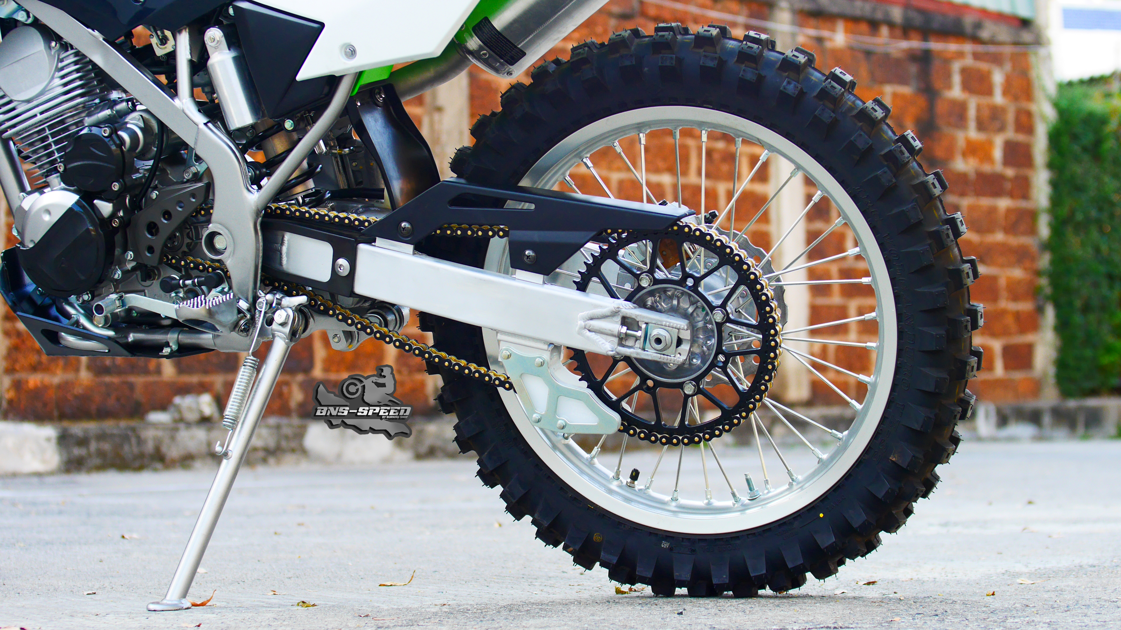 สเตอร์หลังเหล็ก Super Zero KLX D-Tracker 125-150 เบอร์ 428