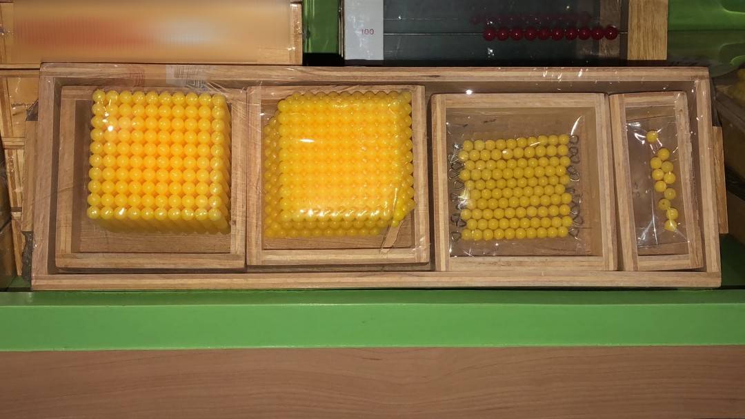 ลูกปัดหลักเลข พร้อมถาด, ของเล่นเสริมพัฒนาการ, ของเล่นเด็กอนุบาล, สื่อการสอนเด็กอนุบาล,มอนเตสซอรี่ ,montessori, สื่อการสอนประถม