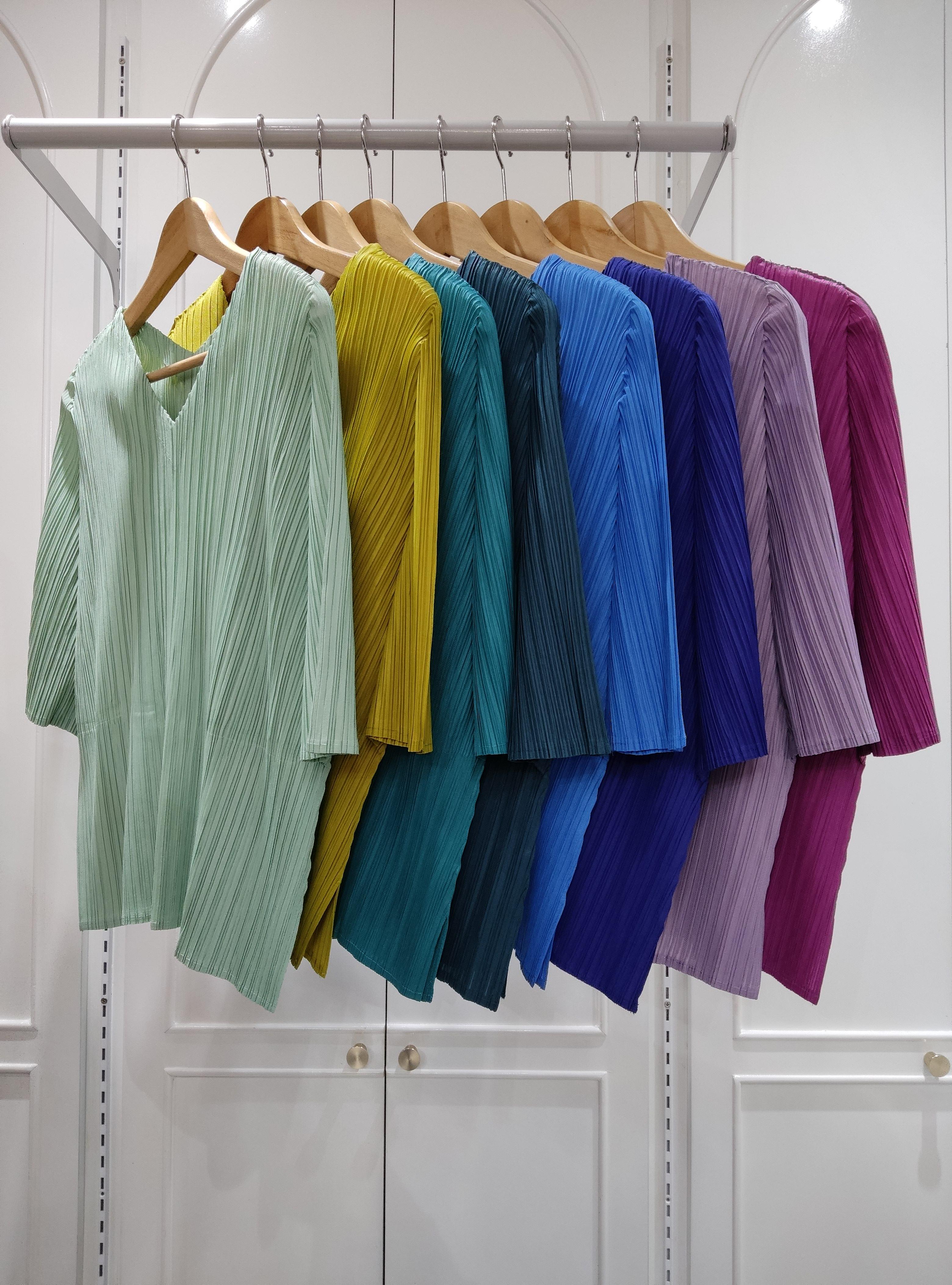 อกถึง42! 2MUAY GM8820 เสื้ออัดพลีทคอวีแขนสั้น ผ่าชายข้าง V NECK SHORT SLEEVE PLEATED TOP 15 สี FREE SIZE
